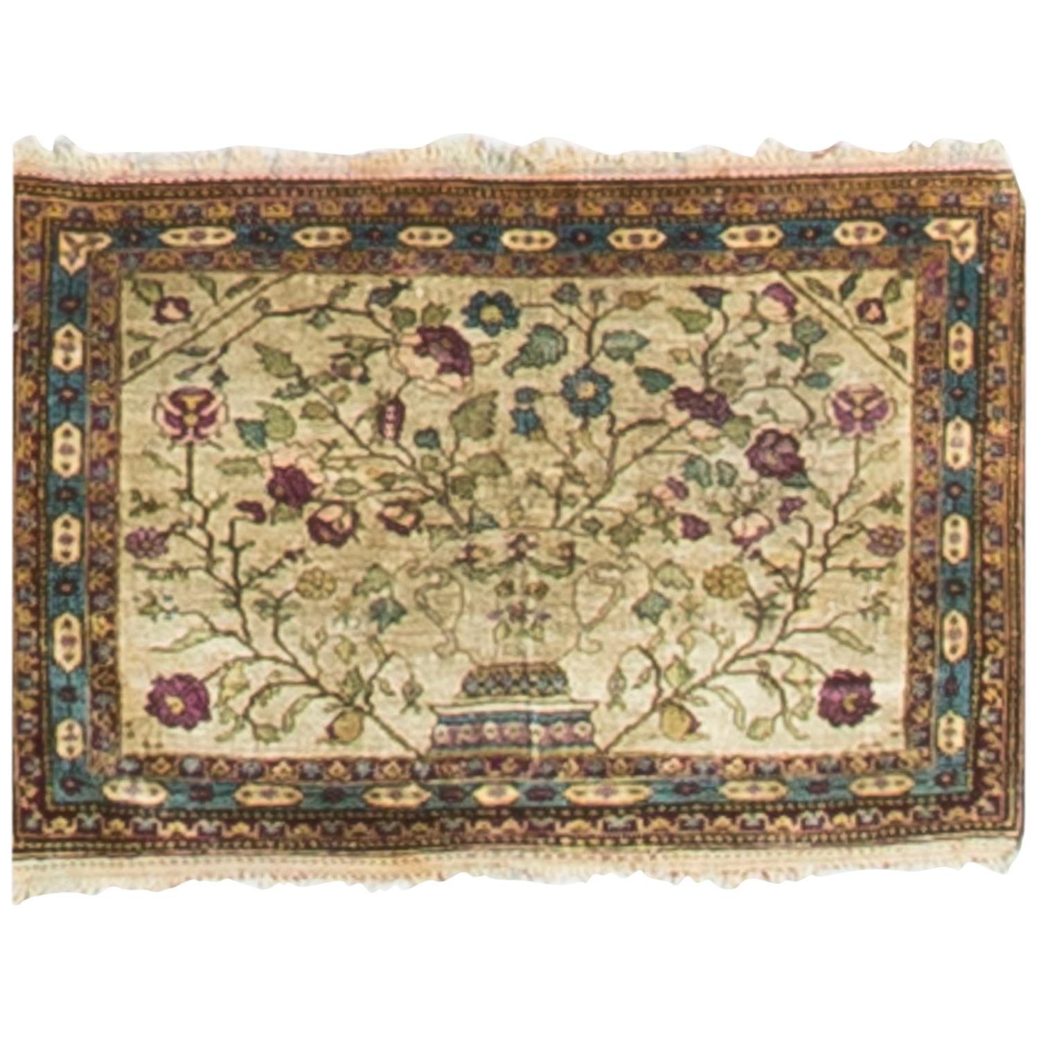 What is Kashan rug?