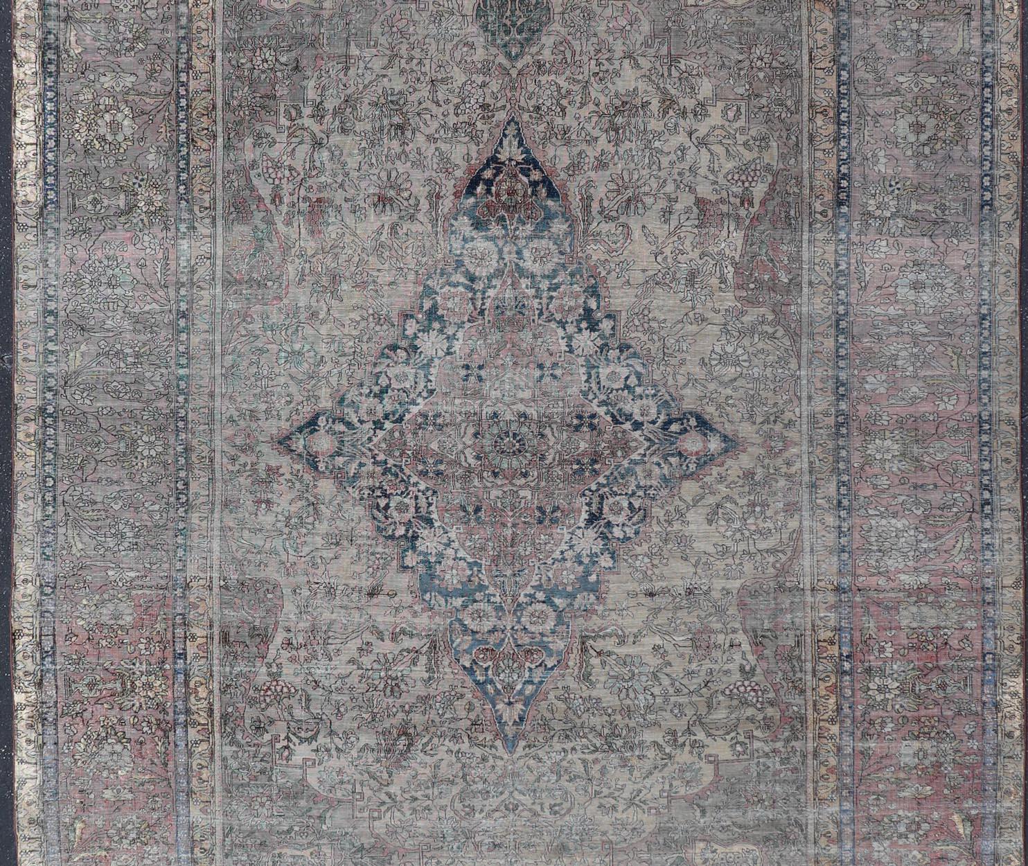 Soie Ancien tapis persan en soie Mohtesham avec médaillon central 7'0 x 10'5 en vente
