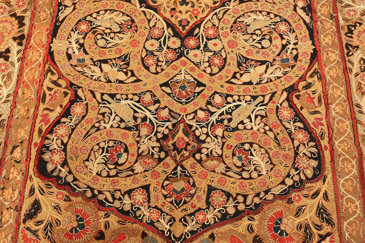 Magnifique textile ancien de broderie Rashti en soie persane 70225, pays d'origine : Perse, date circa 1900. Dimensions : 1,35 m x 2,26 m (4 ft. 5 in x 7 ft. 5 in).