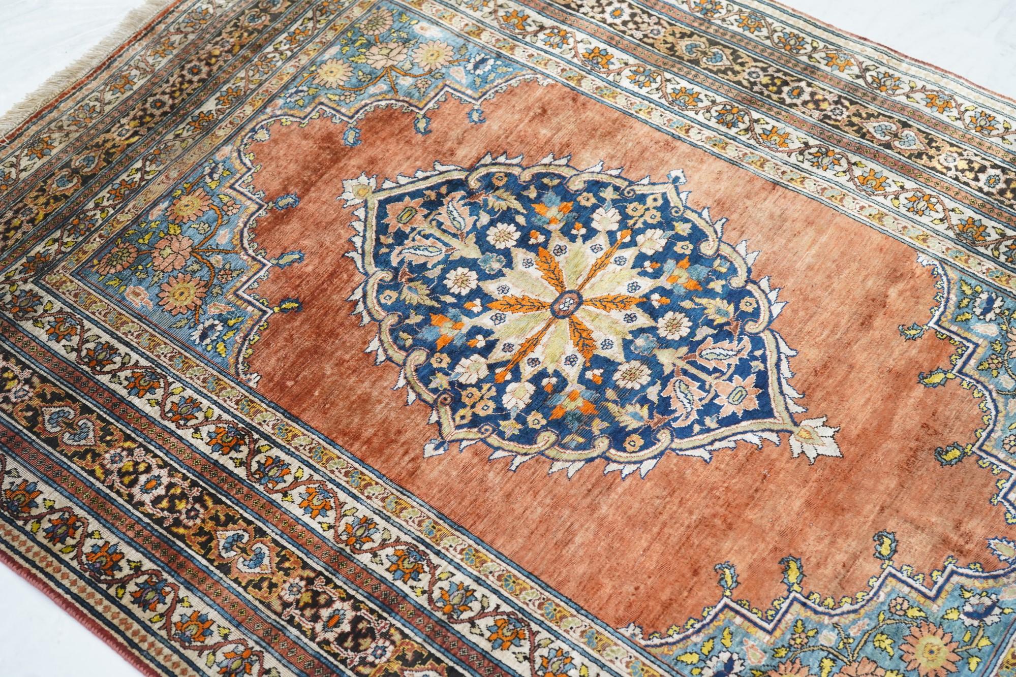 Tappeto antico in seta persiana Tabriz Haji Jalili 4'3'' x 5'5'' in vendita 1