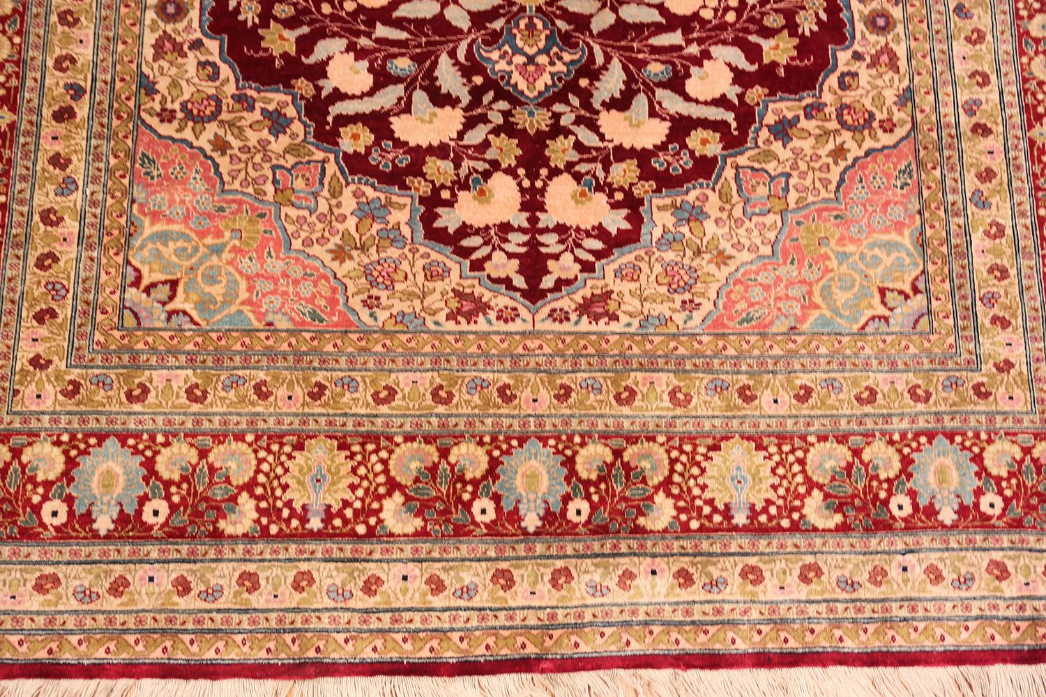 Atemberaubender antiker persischer Seiden-Tabriz-Teppich, Herkunftsland / Teppichart: Persische Teppiche, Circa Datum: 1900 - Größe: 4 ft 2 in x 5 ft 7 in (1,27 m x 1,7 m). 