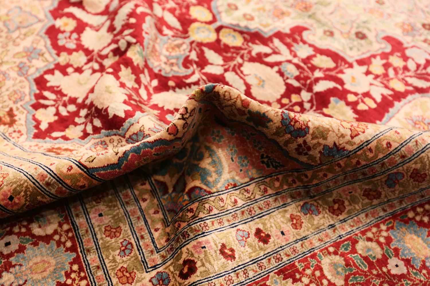 Antiker persischer Seiden-Tabriz-Teppich aus Täbris. 4 ft 2 in x 5 ft 7 in (Handgeknüpft) im Angebot