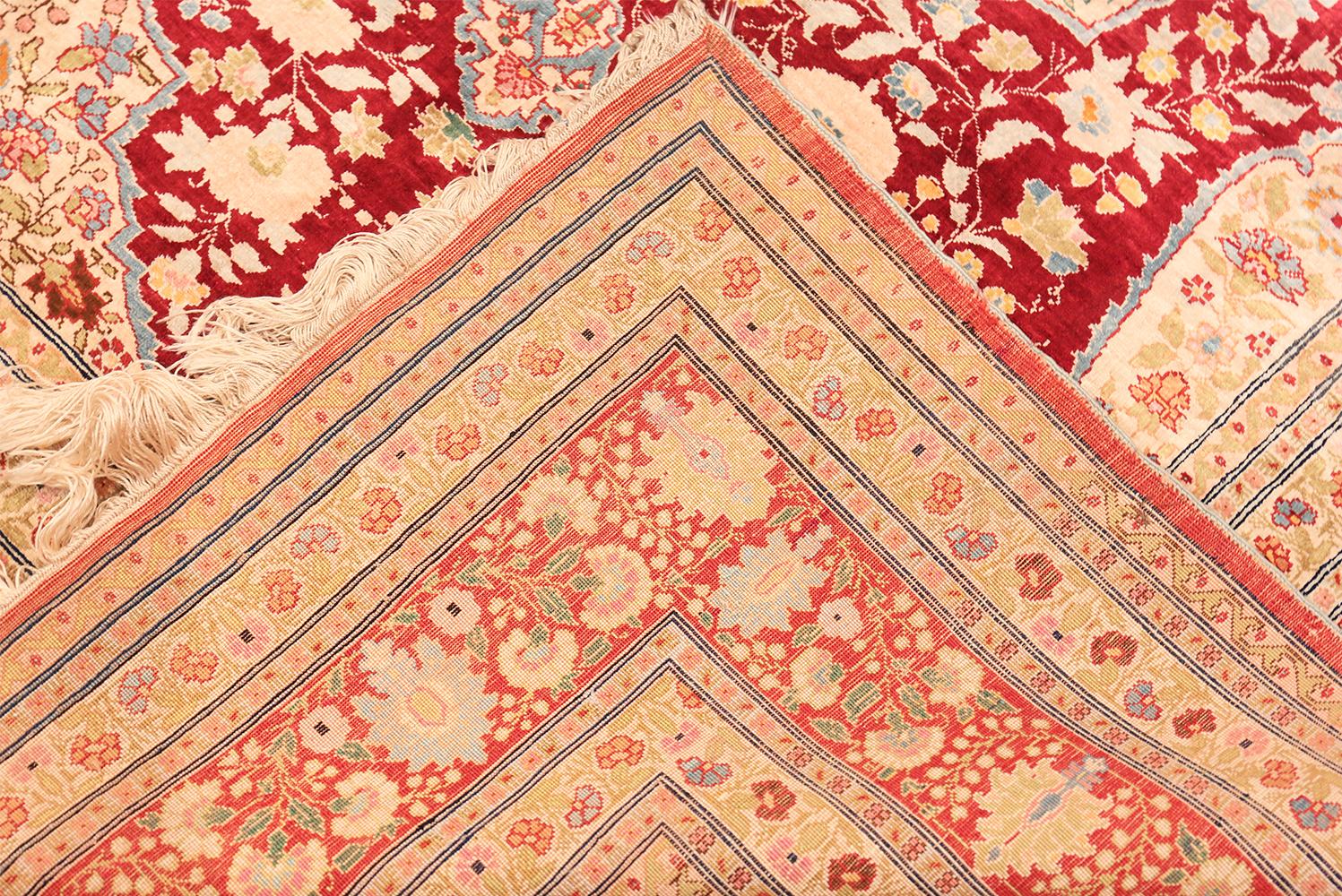 Antiker persischer Seiden-Tabriz-Teppich aus Täbris. 4 ft 2 in x 5 ft 7 in im Zustand „Gut“ im Angebot in New York, NY