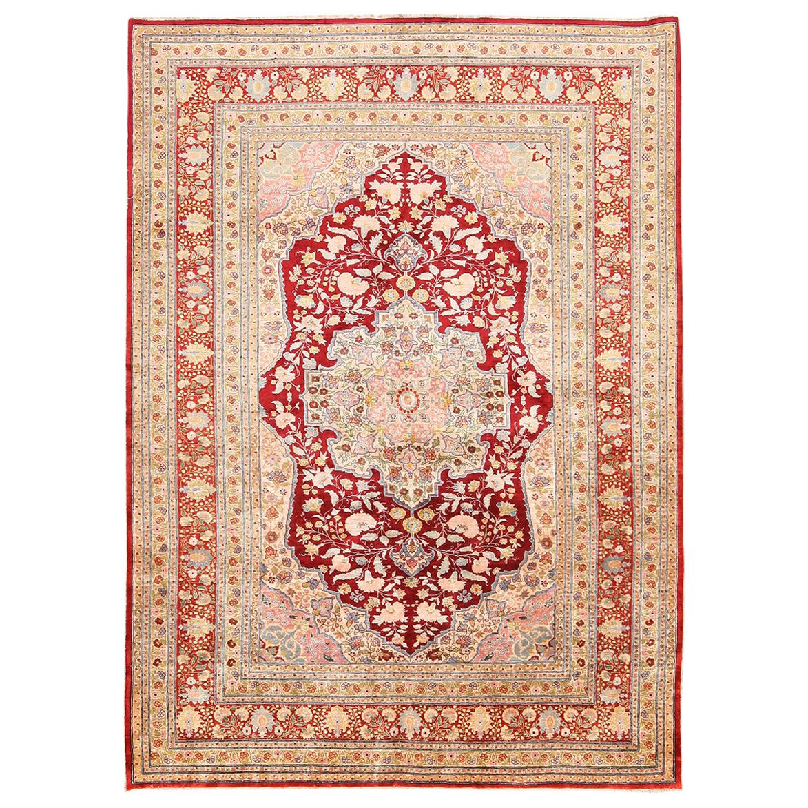 Antiker persischer Seiden-Tabriz-Teppich aus Täbris. 4 ft 2 in x 5 ft 7 in im Angebot