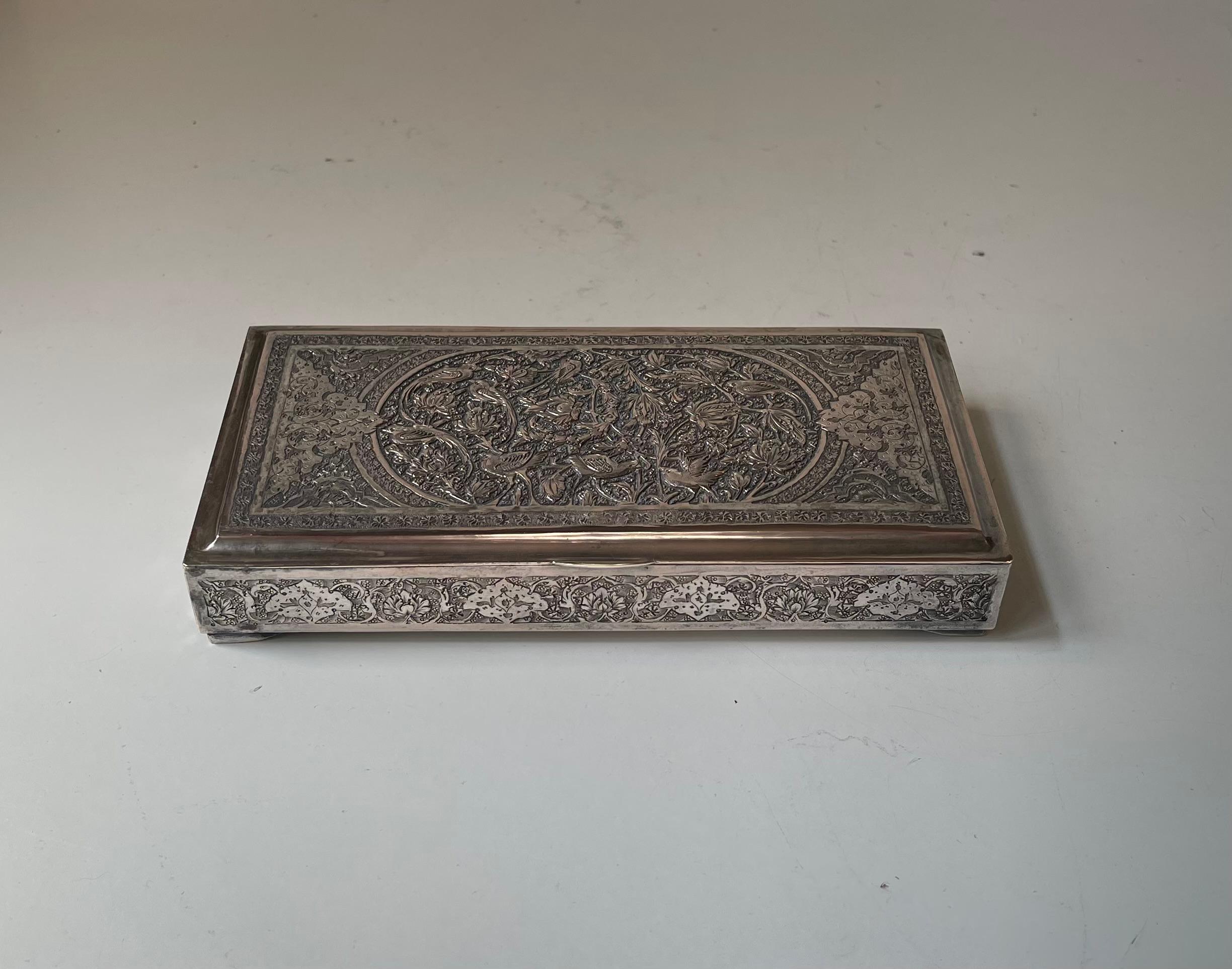 Scatola persiana/iraniana in argento massiccio intagliata/incisa a repoussé con uccelli e fiori. Dettagli molto intricati in questo pezzo speciale. Stile distintivo di revival bizantino. Marchio di garanzia/firma all'interno del coperchio