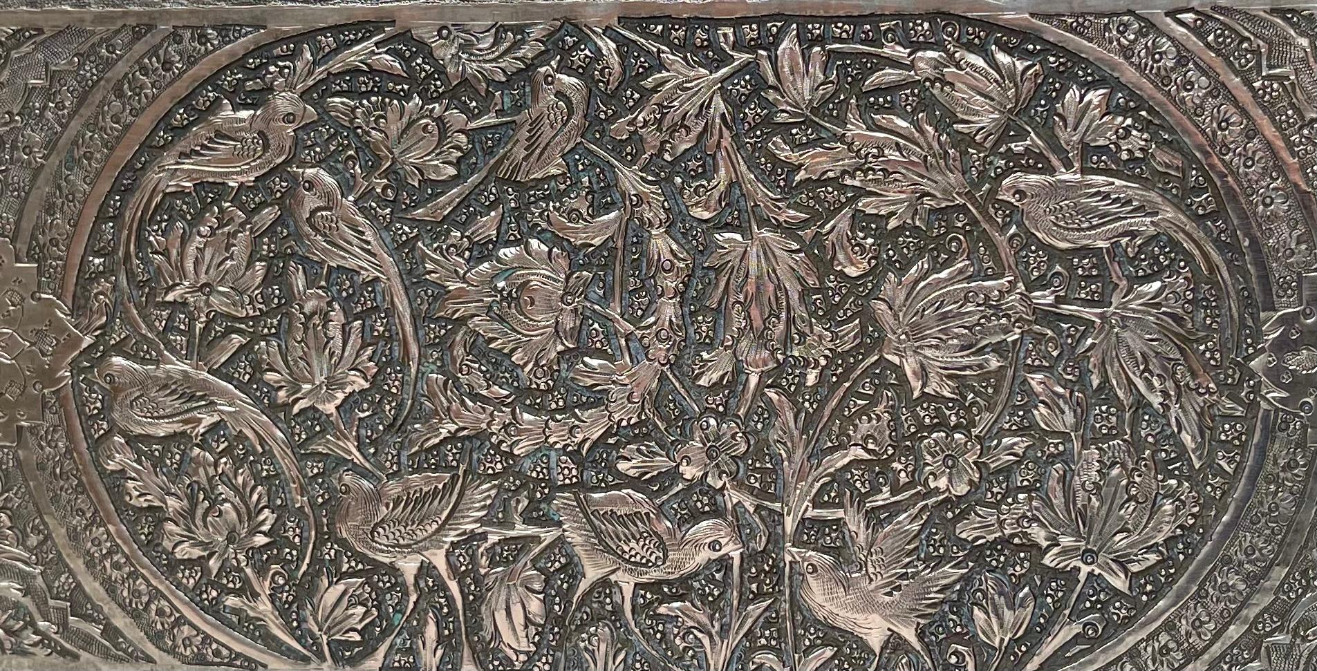 Asiatico Antico cofanetto persiano in argento scolpito con uccelli, anni '20 in vendita