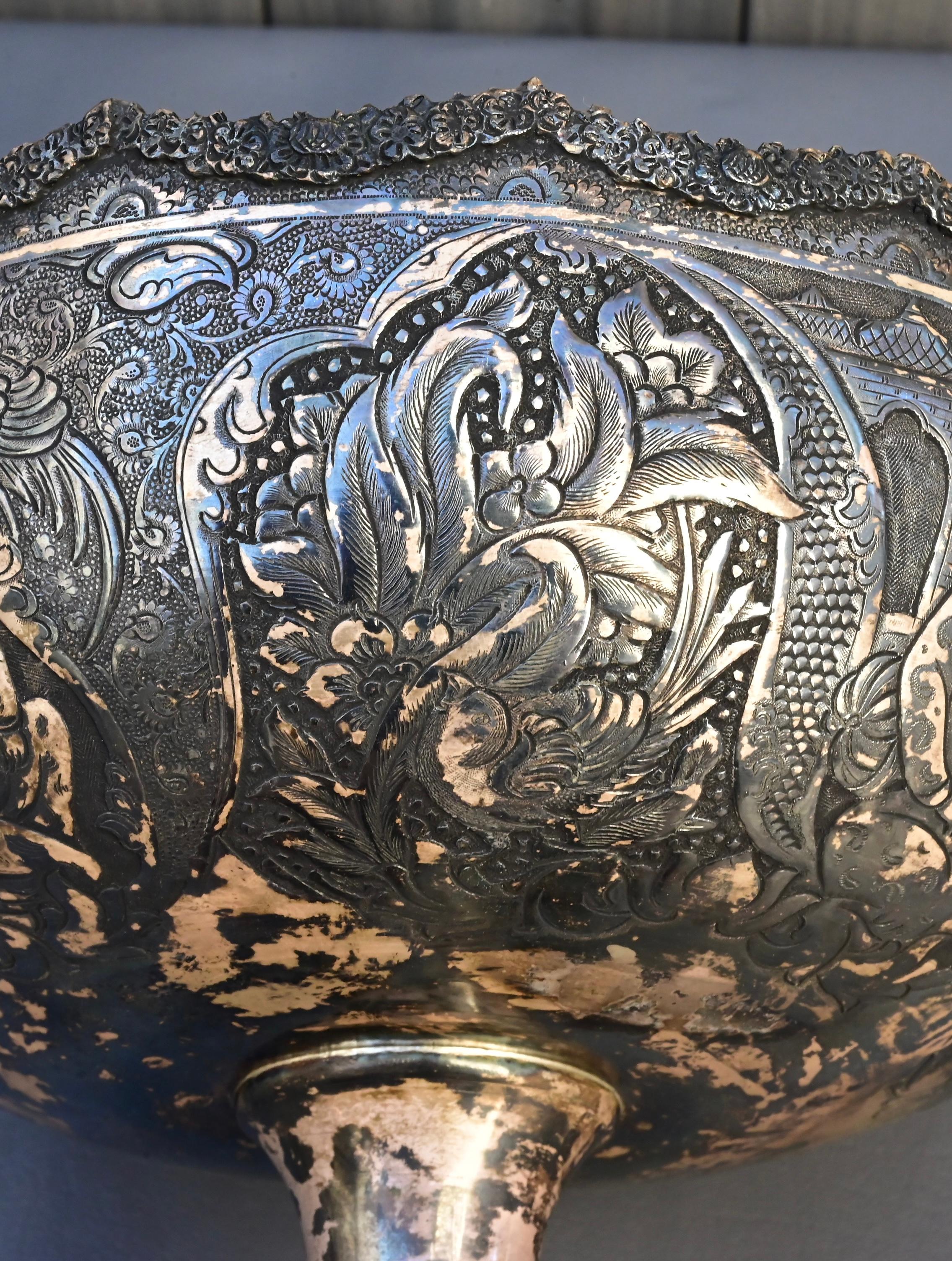 Fine XIX secolo Antica ciotola da centrotavola in argento persiano - Scene di corte Qajar incise a mano in vendita