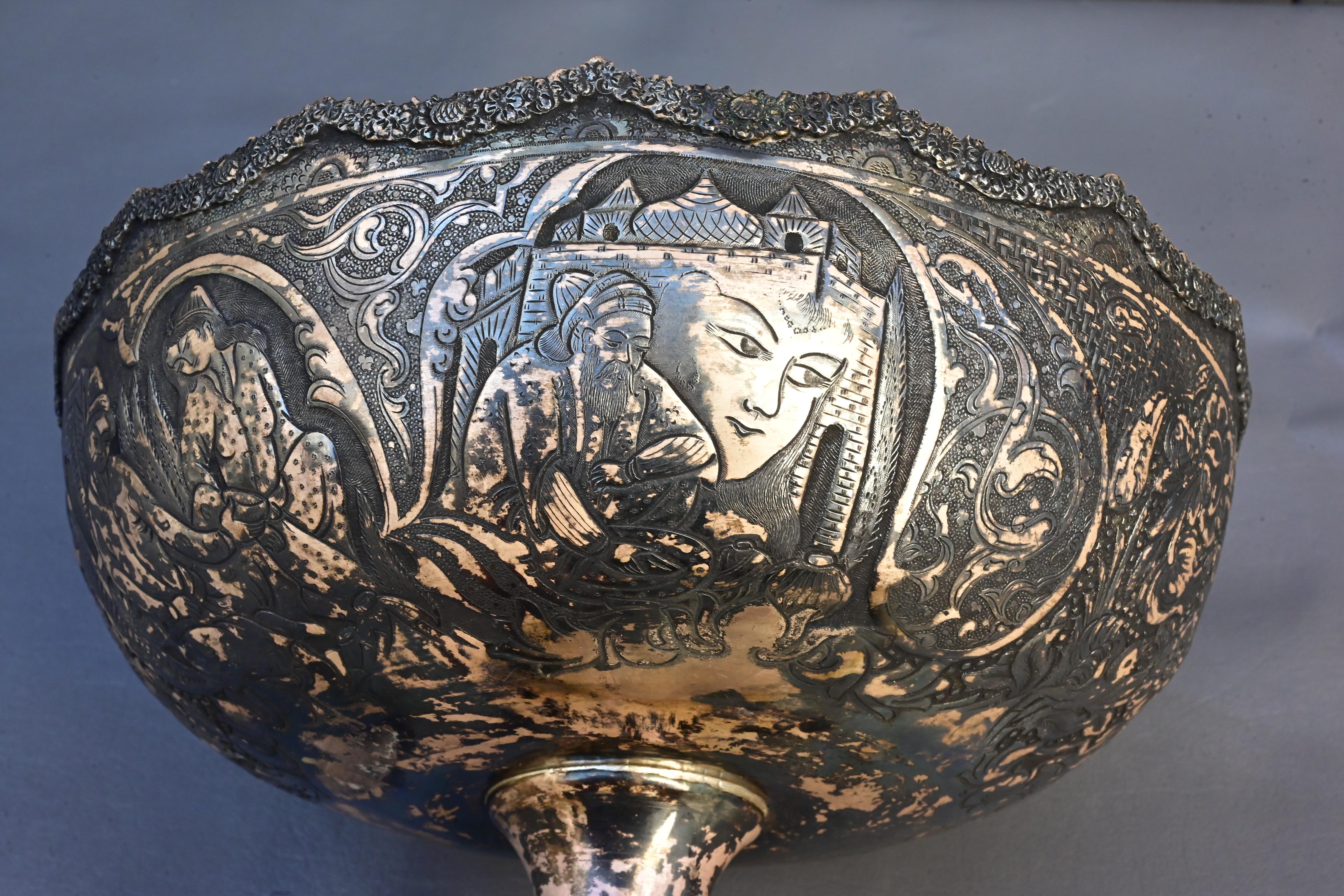 Antica ciotola da centrotavola in argento persiano - Scene di corte Qajar incise a mano in vendita 1
