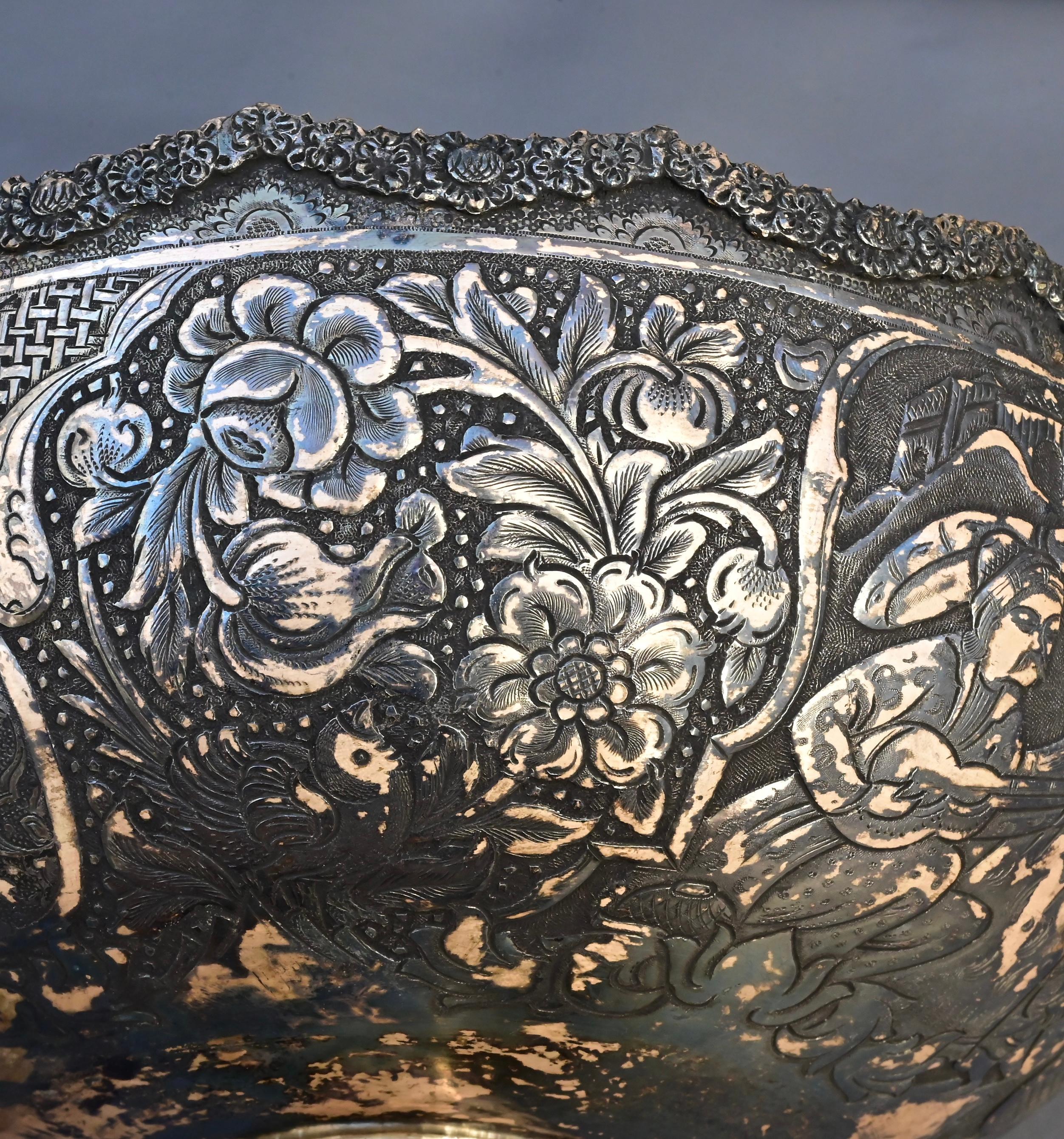 Antica ciotola da centrotavola in argento persiano - Scene di corte Qajar incise a mano in vendita 2