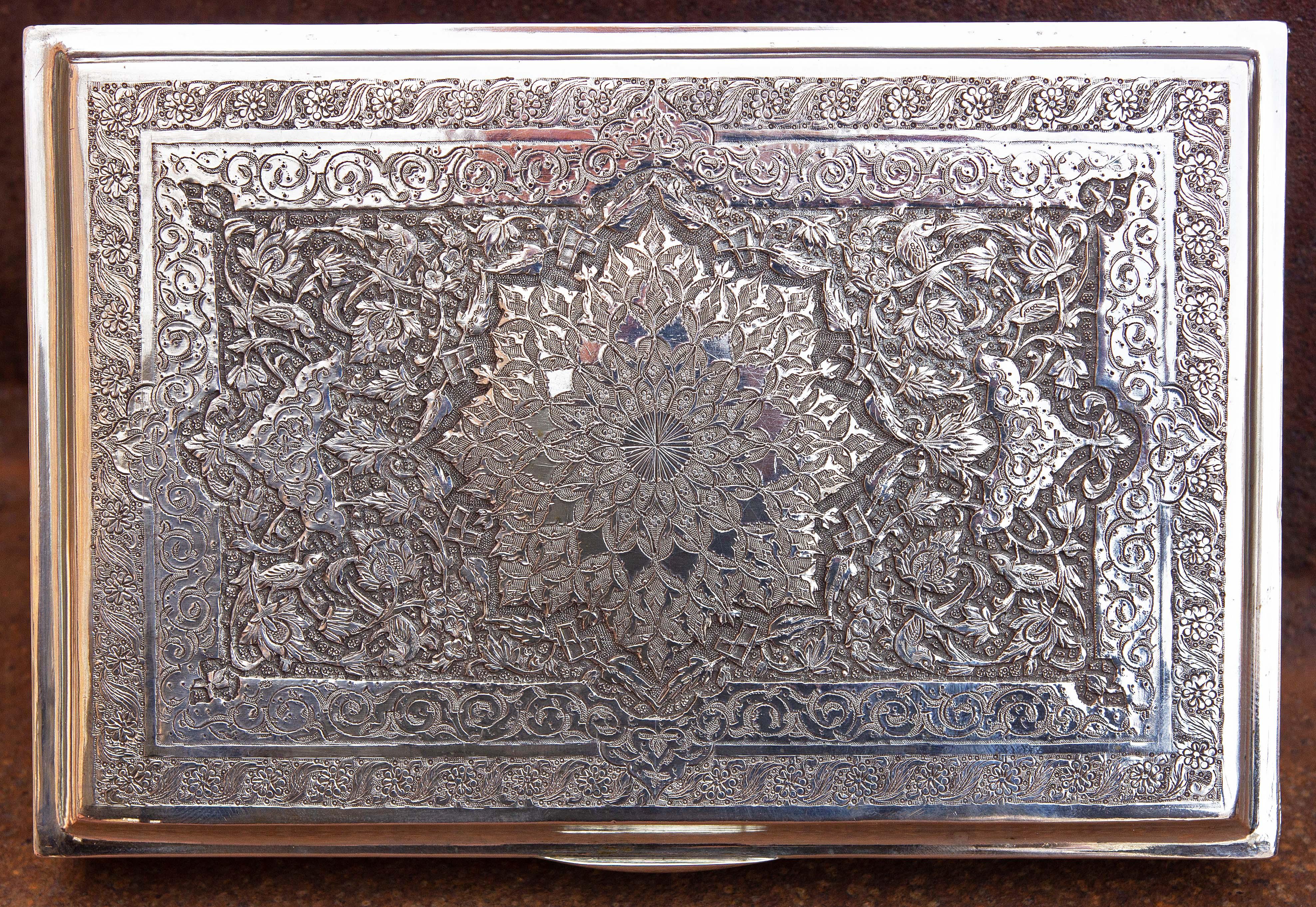 Boîte ancienne en argent persan. La boîte est magnifiquement ciselée, gravée et décorée d'oiseaux, d'animaux et de feuillages. Circa 1900.

     