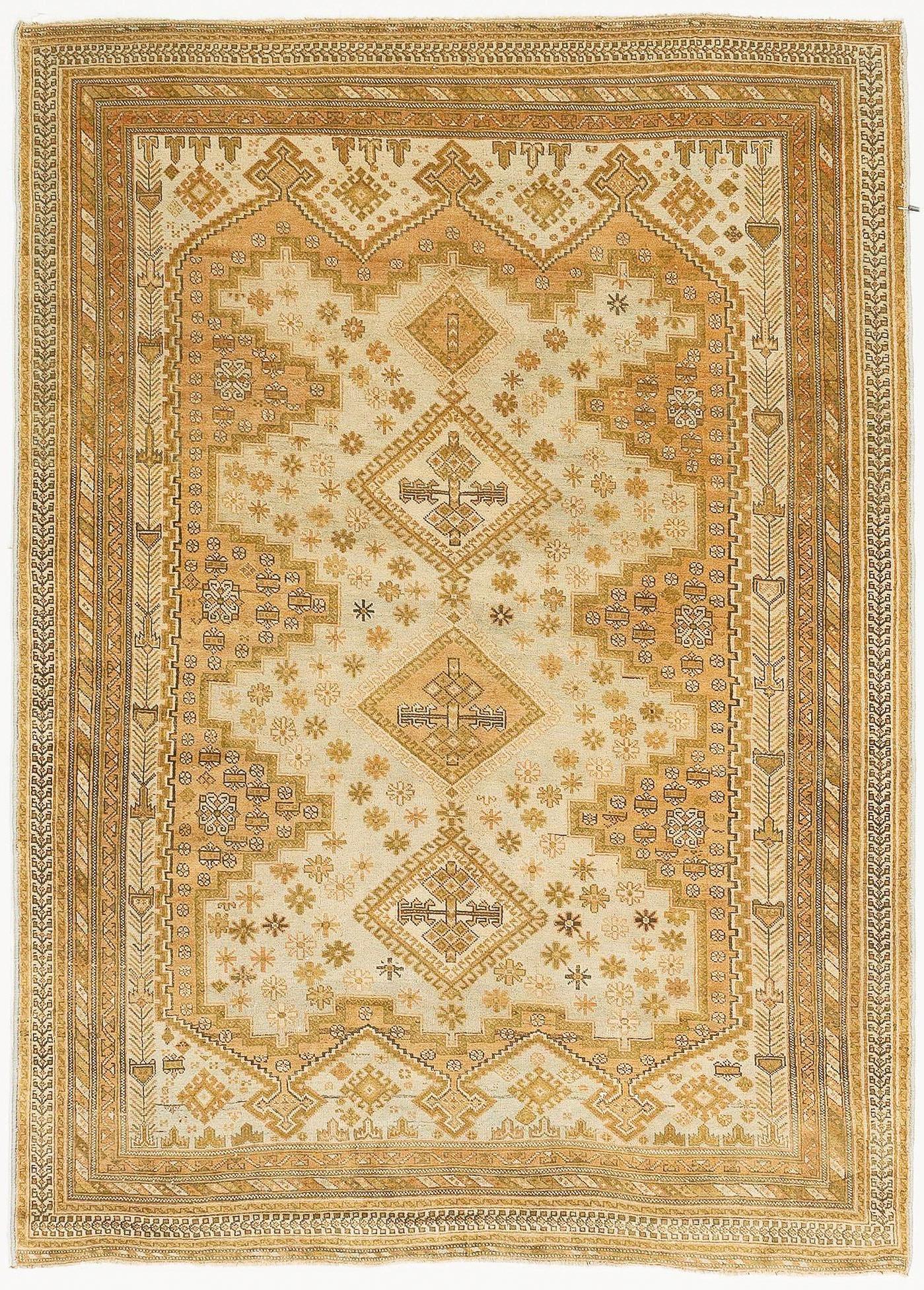 Ancien tapis persan Sirjan tissé à la main à partir de la meilleure laine de mouton et coloré avec des teintures végétales entièrement naturelles, sans danger pour les humains et les animaux domestiques. Il s'agit d'un motif traditionnel Sirjan avec