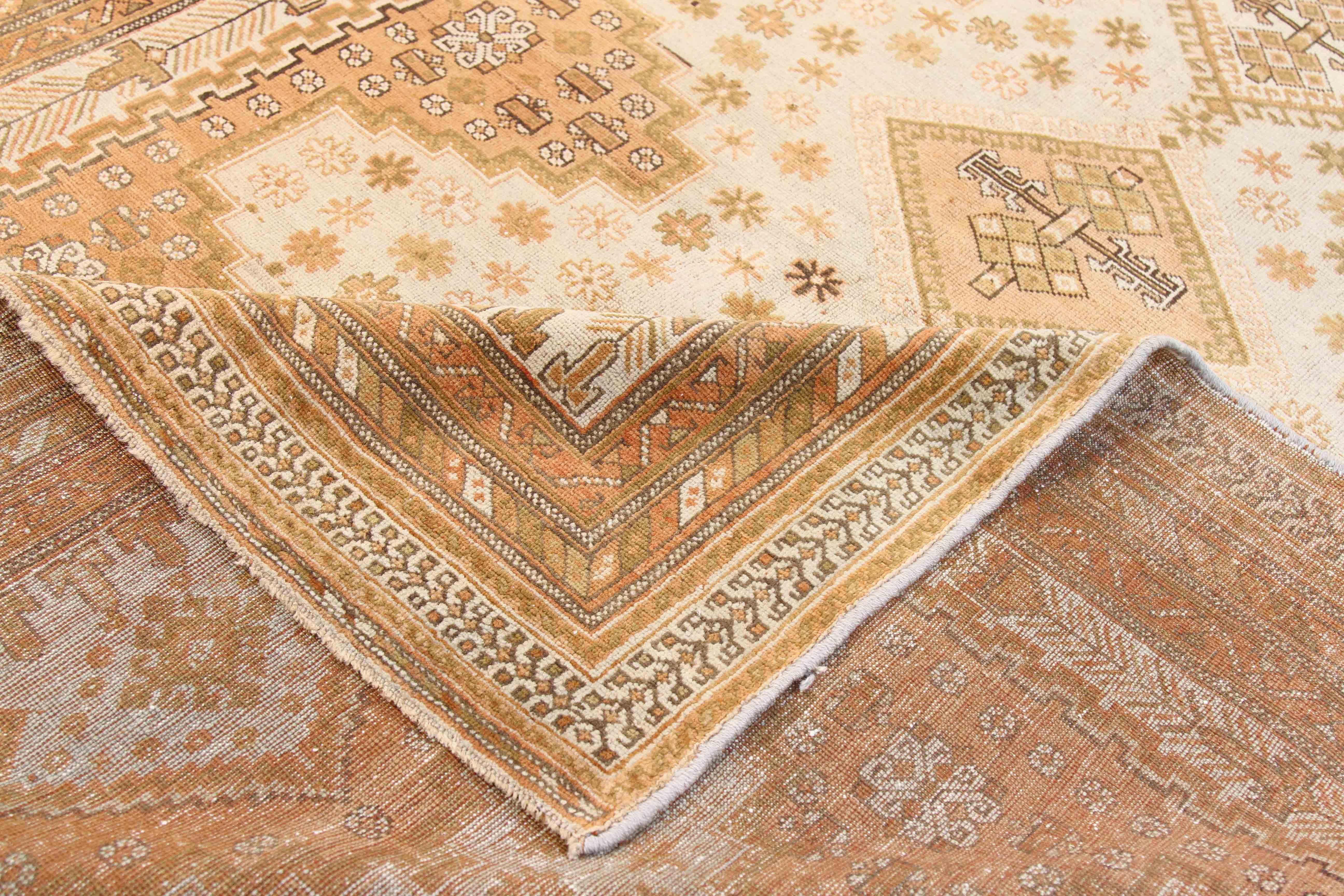Perse Tapis persan ancien de Sirjan avec médaillons géométriques verts et beiges en vente