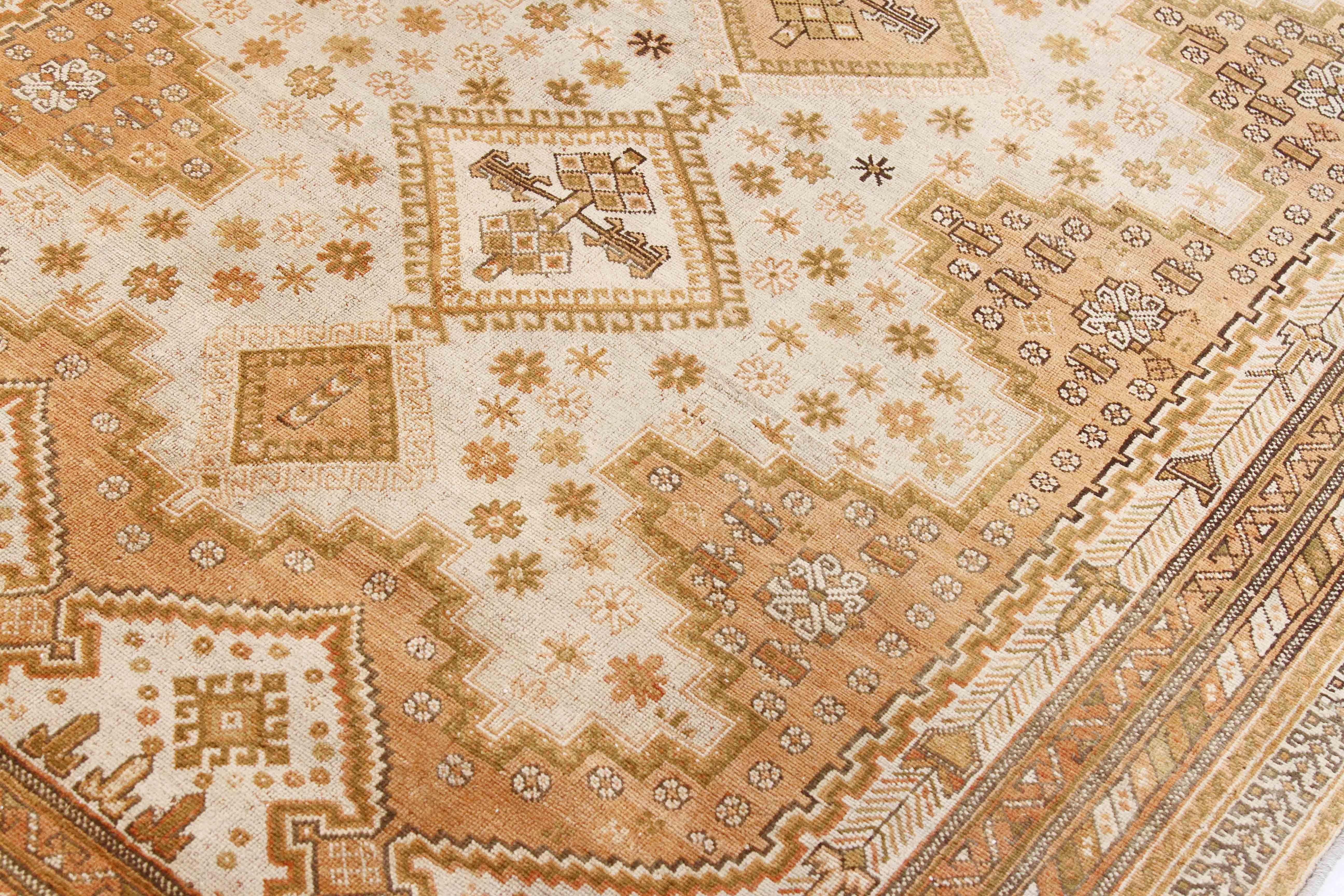Autre Tapis persan ancien de Sirjan avec médaillons géométriques verts et beiges en vente