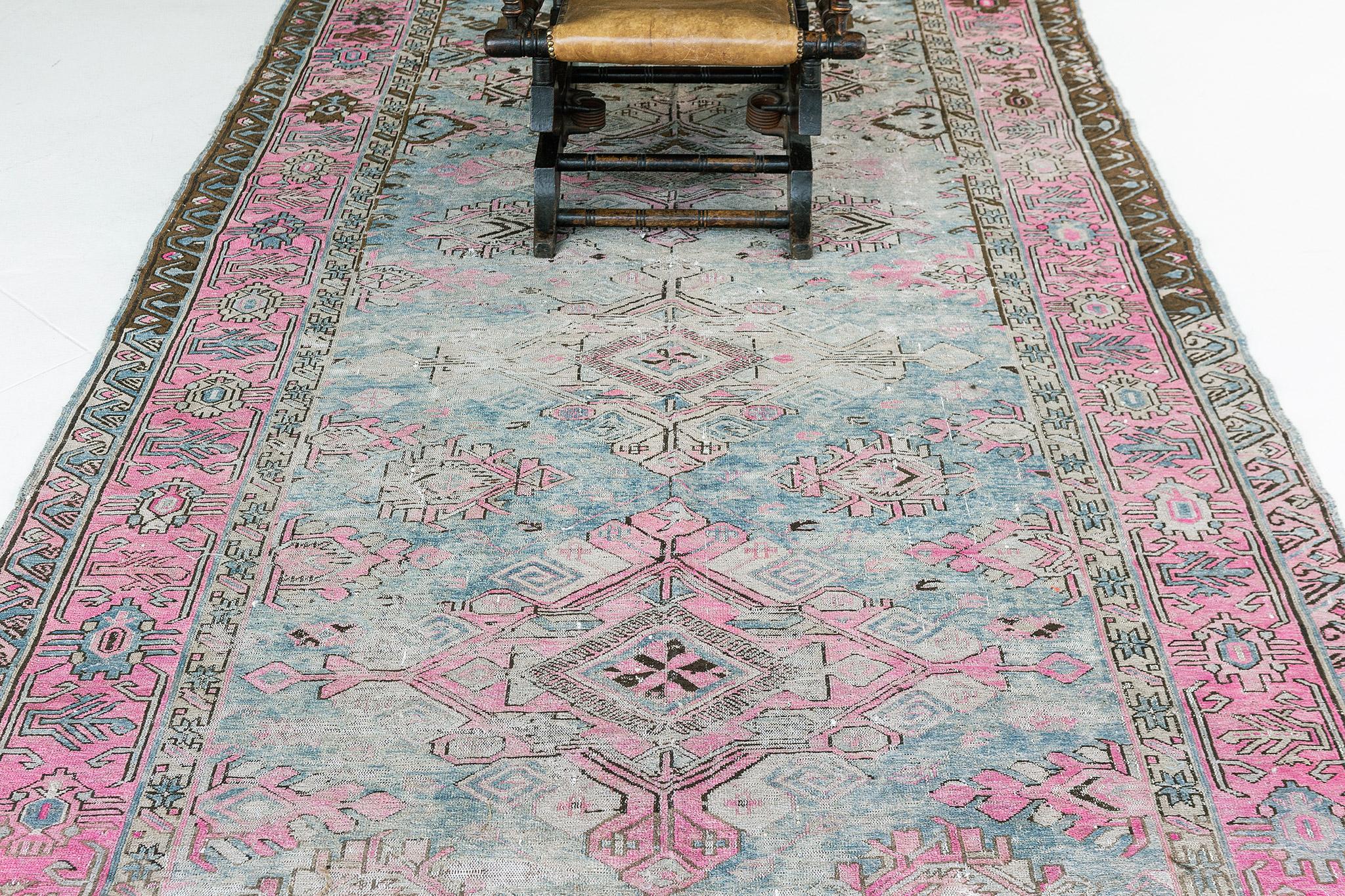Antiker persischer Soumak-Teppich 55399 im Zustand „Gut“ im Angebot in WEST HOLLYWOOD, CA