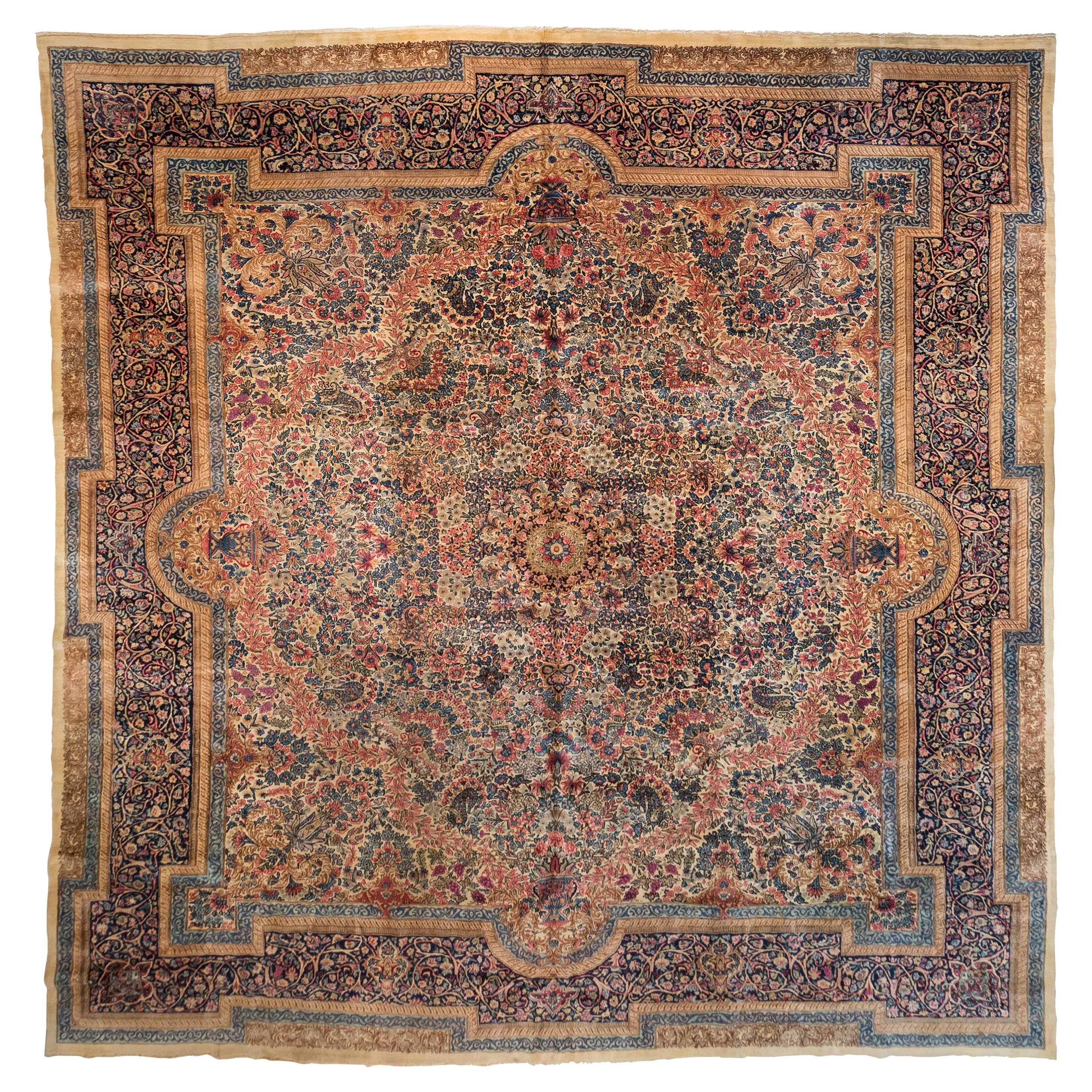 Ancien tapis persan carré Kirman à fleurs ivoire, rose et bleu marine, vers les années 1920