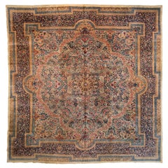 Antiker persischer quadratischer Kirman-Teppich mit Rosen, Elfenbein, Marineblau und Blumen, ca. 1920er Jahre
