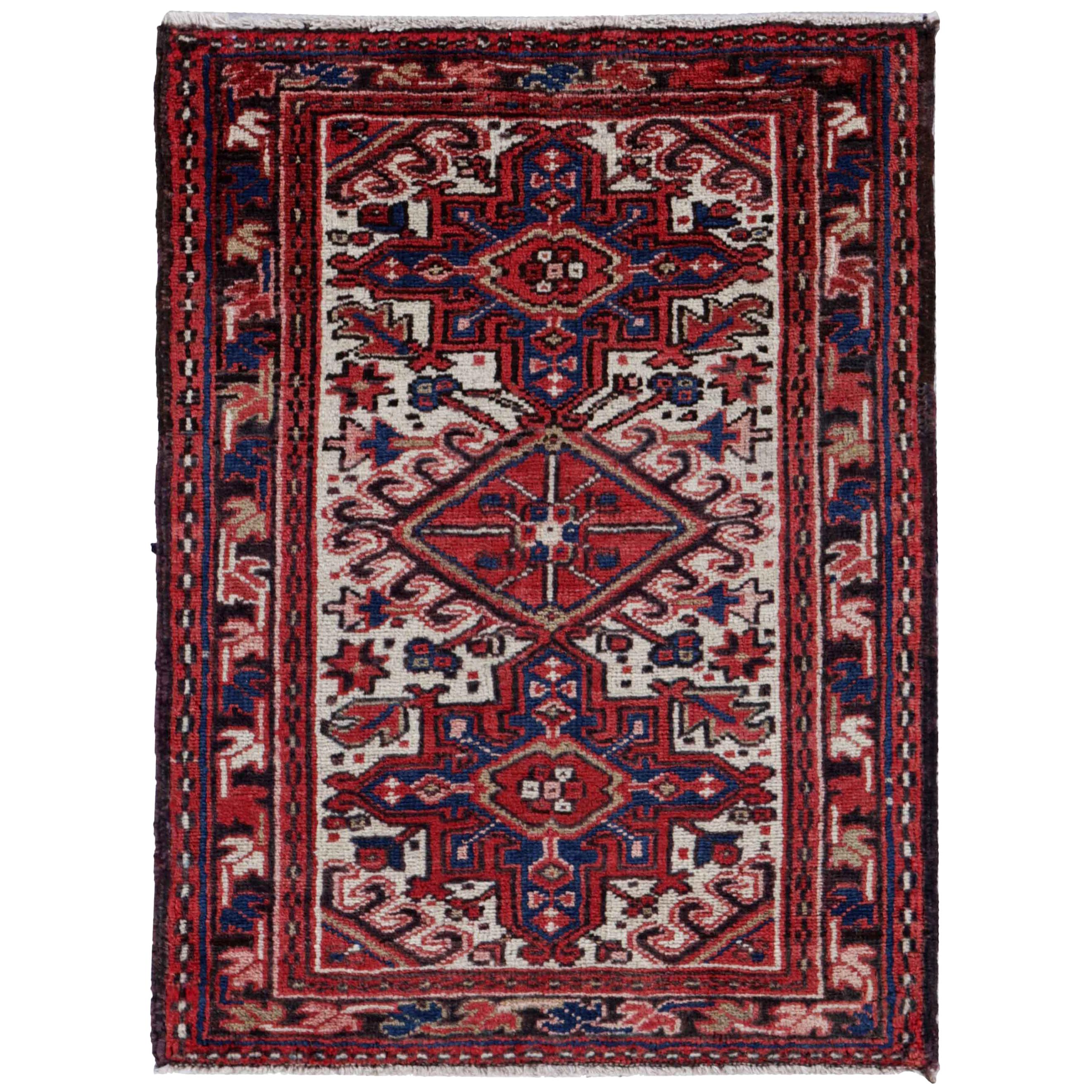 Antiker persischer quadratischer Teppich im Heriz-Design