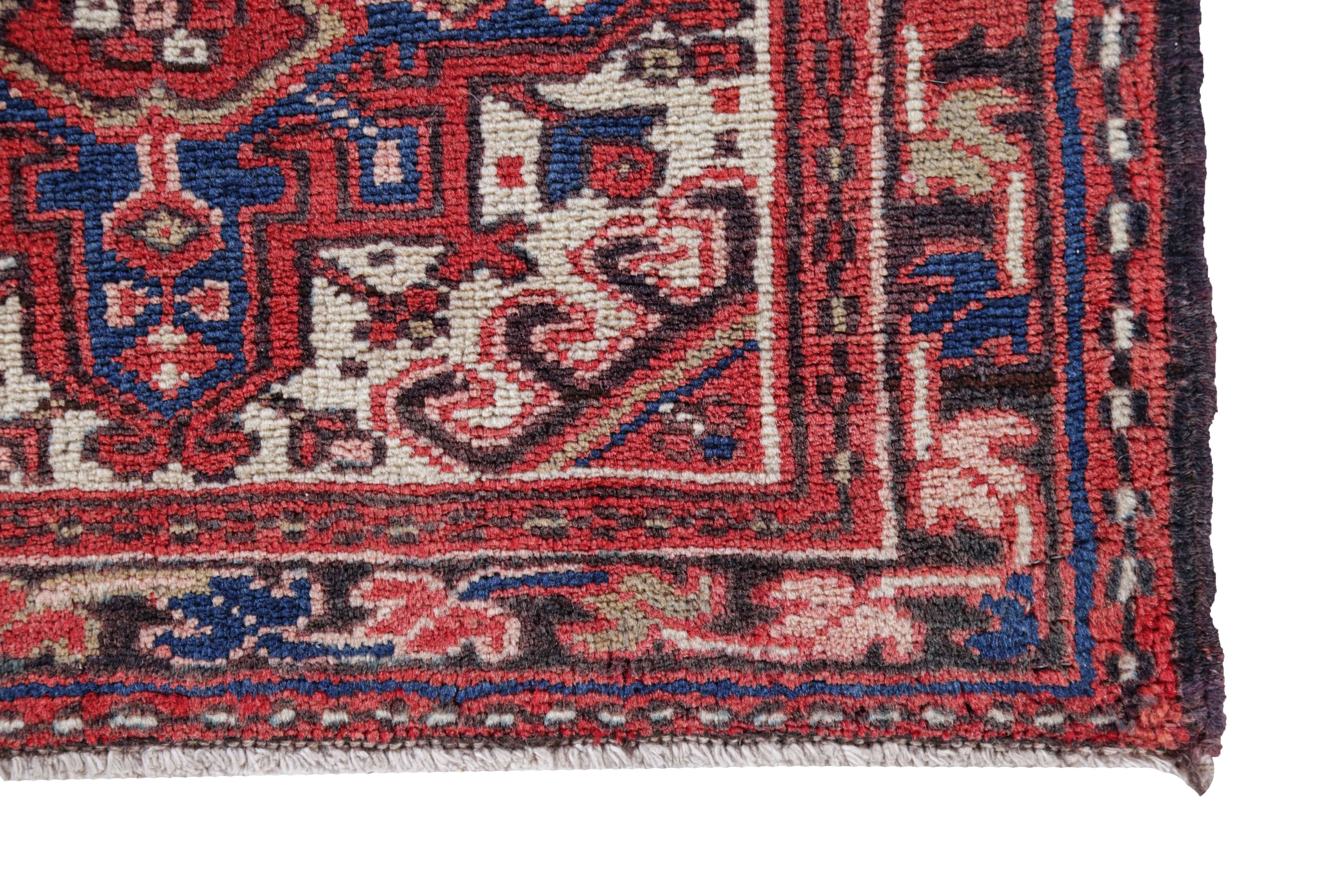Antiker persischer quadratischer Teppich im Heriz-Design (Heriz Serapi) im Angebot