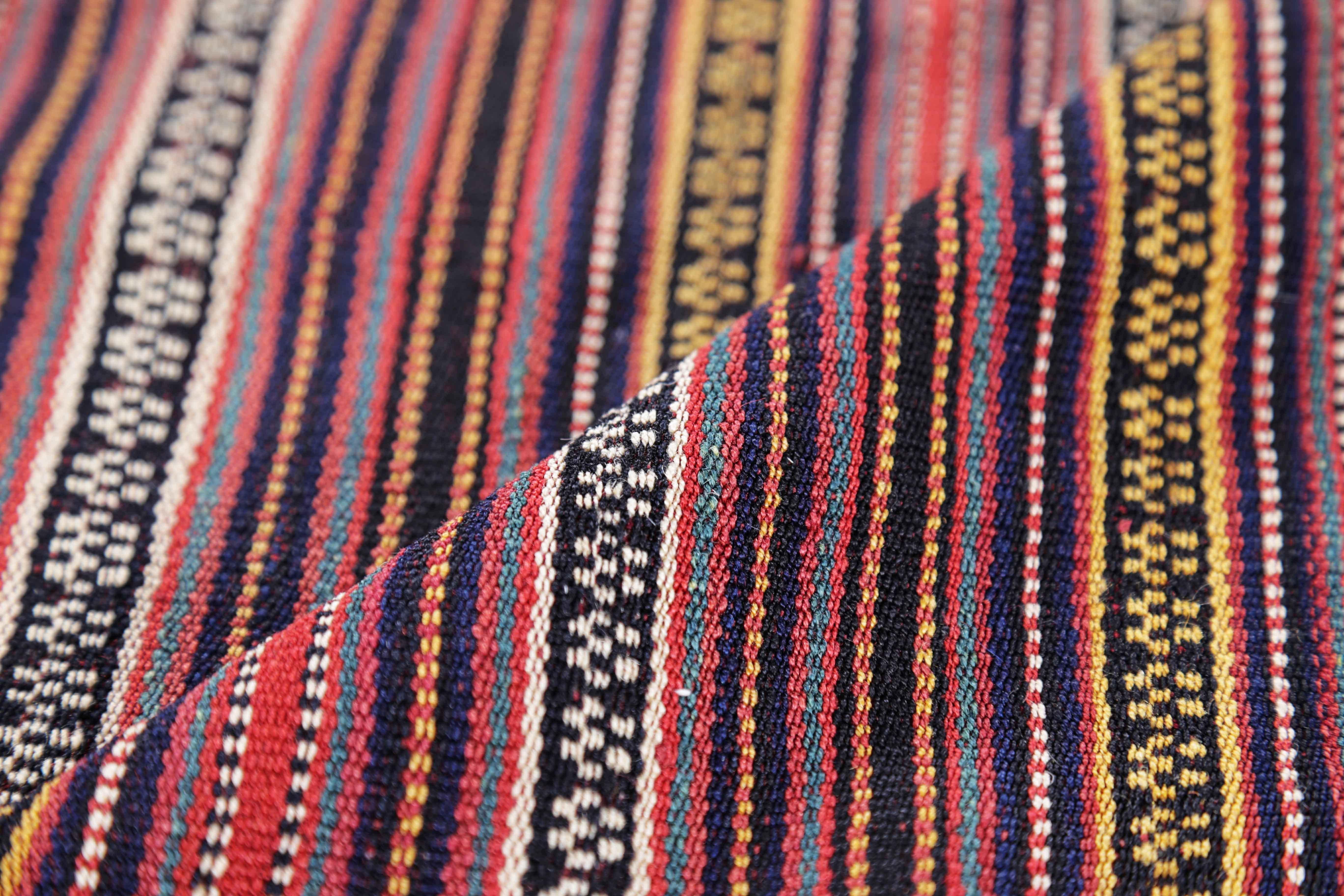 Persiano Antico tappeto persiano quadrato Jajim Design in vendita