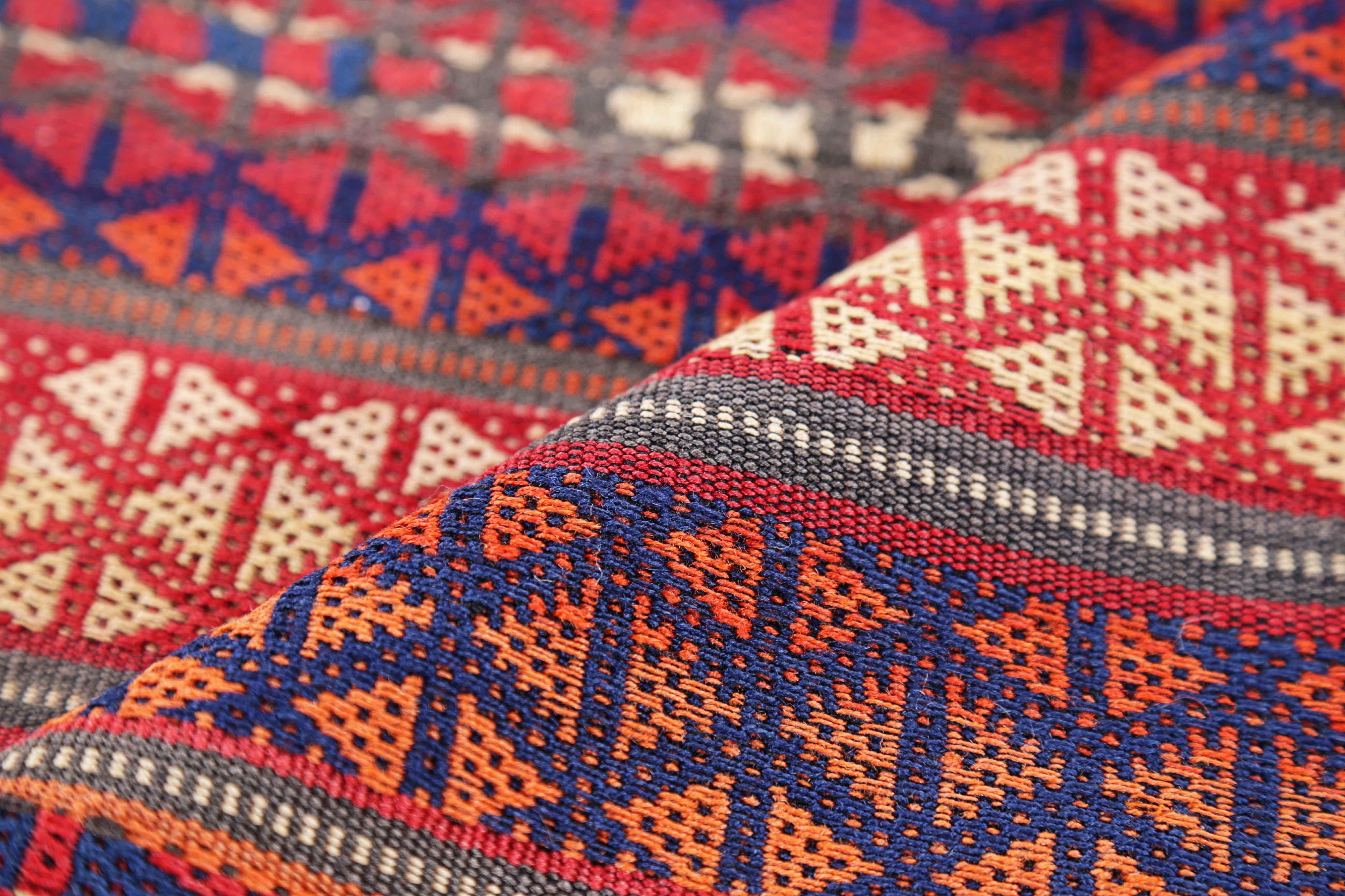 Antiker persischer quadratischer Teppich im Jajim-Design (Persisch) im Angebot