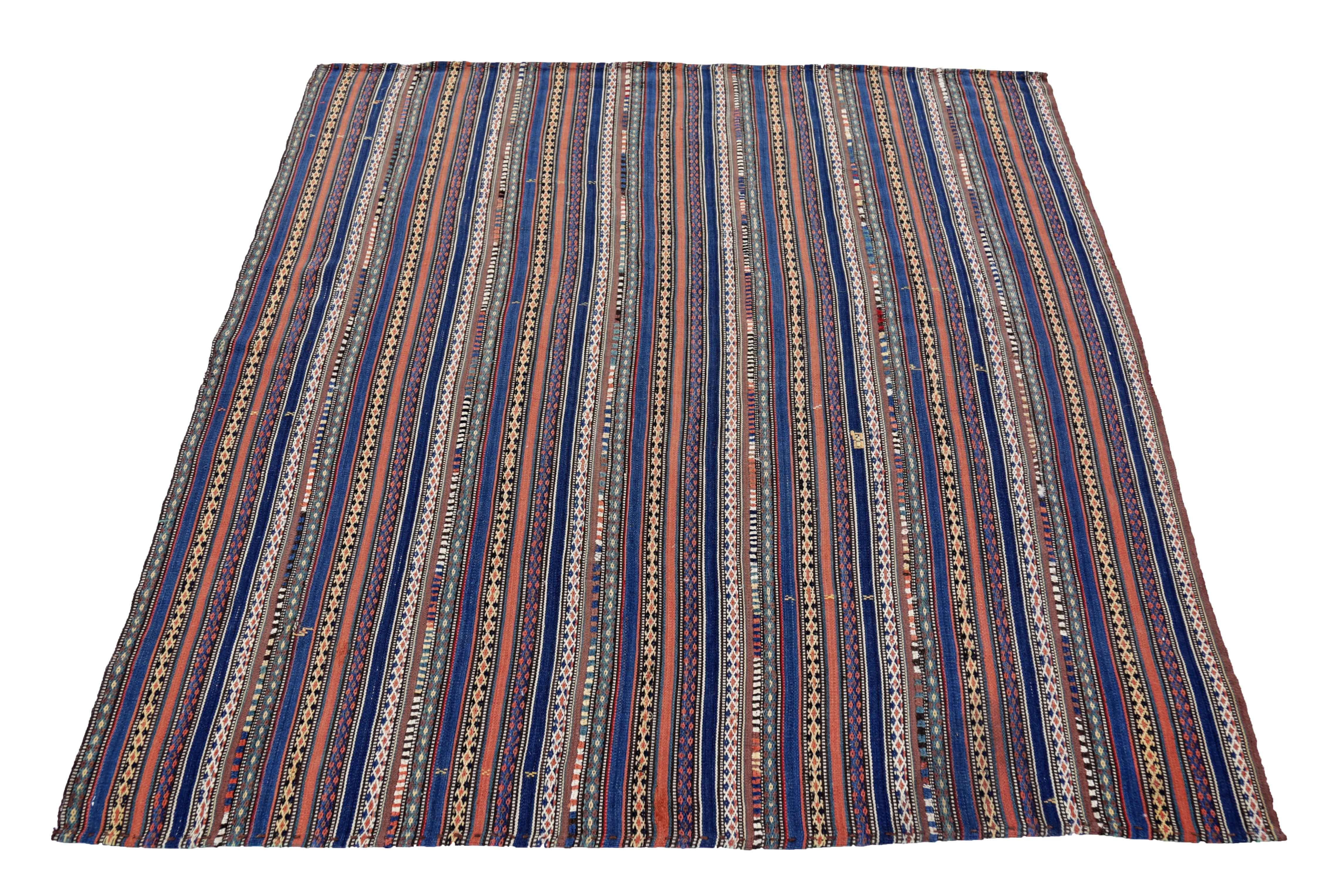 Ancien tapis carré persan tissé à la main à partir de la meilleure laine de mouton. Il est coloré avec des colorants végétaux entièrement naturels, sans danger pour les humains et les animaux de compagnie. Il s'agit d'un modèle traditionnel Jajm