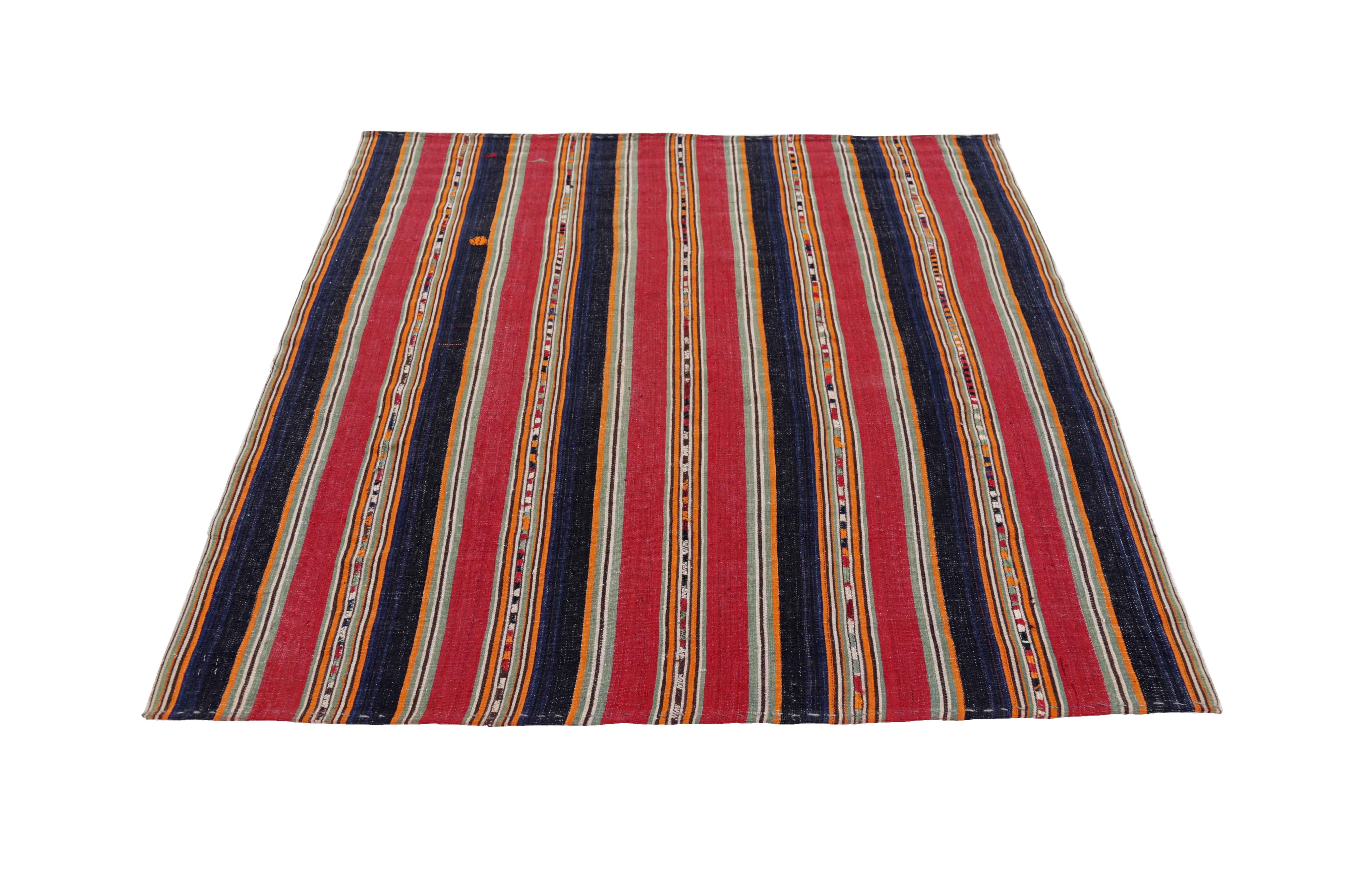 Ancien tapis carré persan tissé à la main à partir de la meilleure laine de mouton. Il est coloré avec des colorants végétaux entièrement naturels, sans danger pour les humains et les animaux de compagnie. Il s'agit d'un modèle traditionnel Jajm