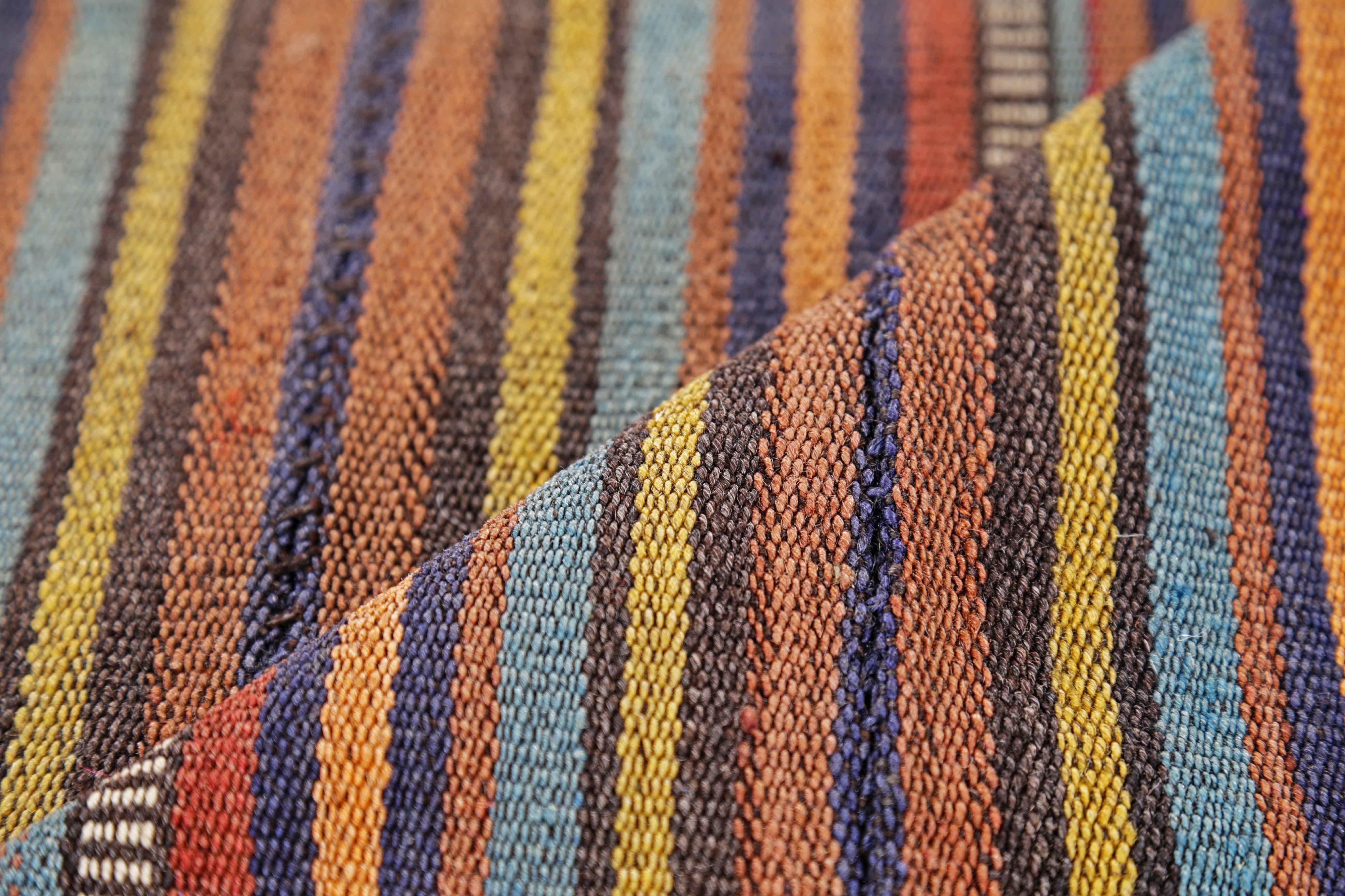 Tessuto a mano Antico tappeto persiano quadrato Jajim Design in vendita