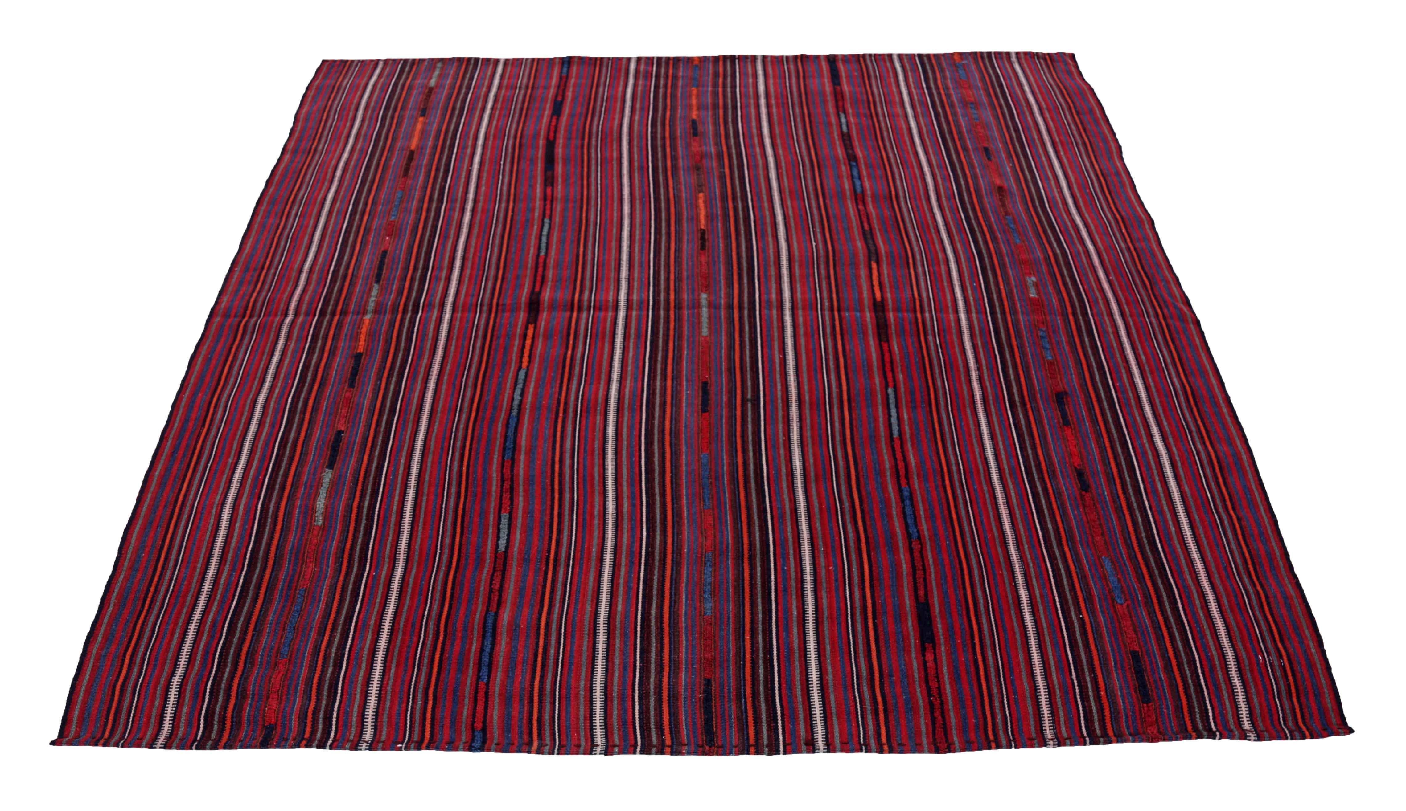 Ancien tapis carré persan tissé à la main à partir de la meilleure laine de mouton. Il est coloré avec des colorants végétaux entièrement naturels, sans danger pour les humains et les animaux de compagnie. Il s'agit d'un motif traditionnel Jajim