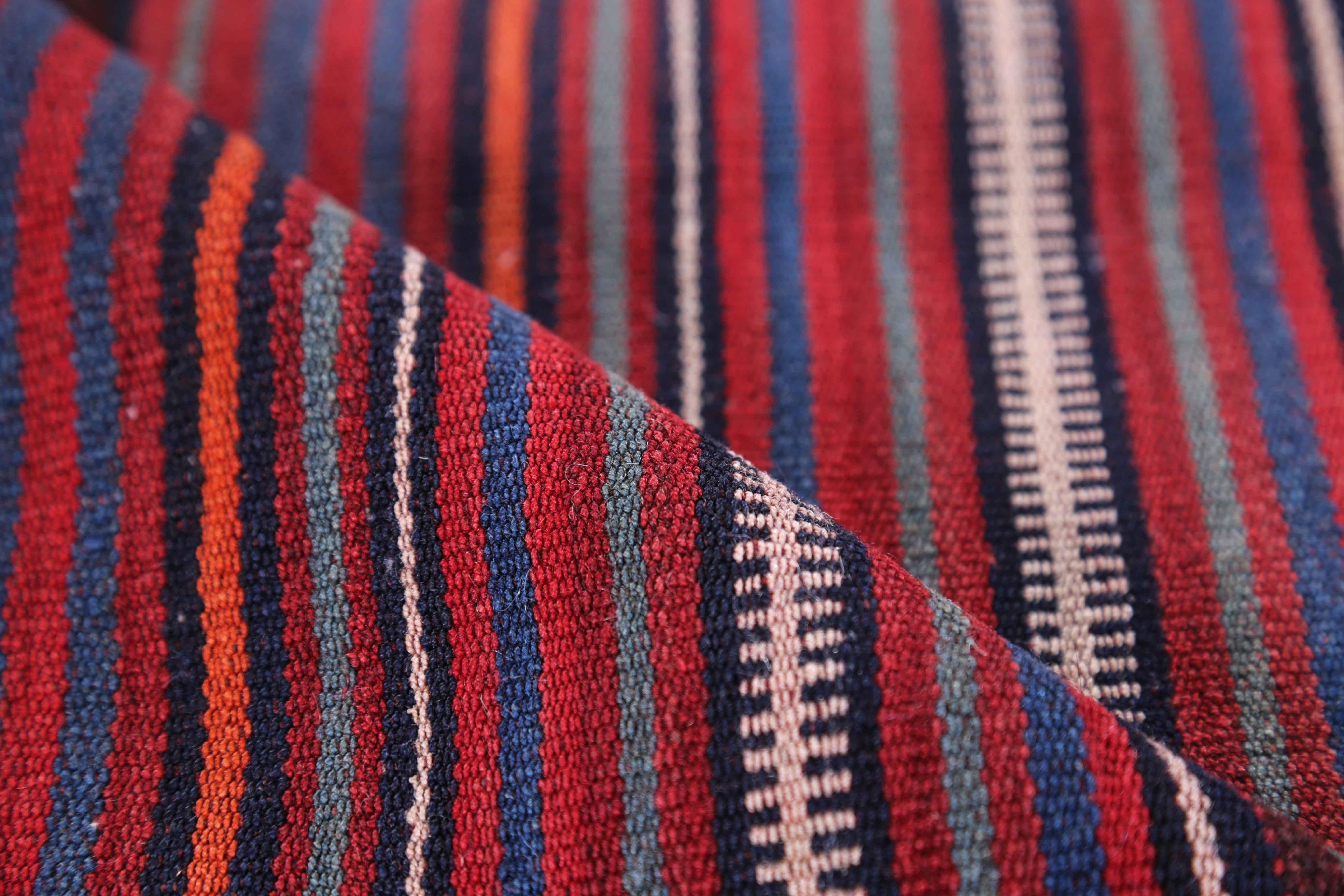 Tissé à la main Tapis persan carré ancien design Jajim en vente