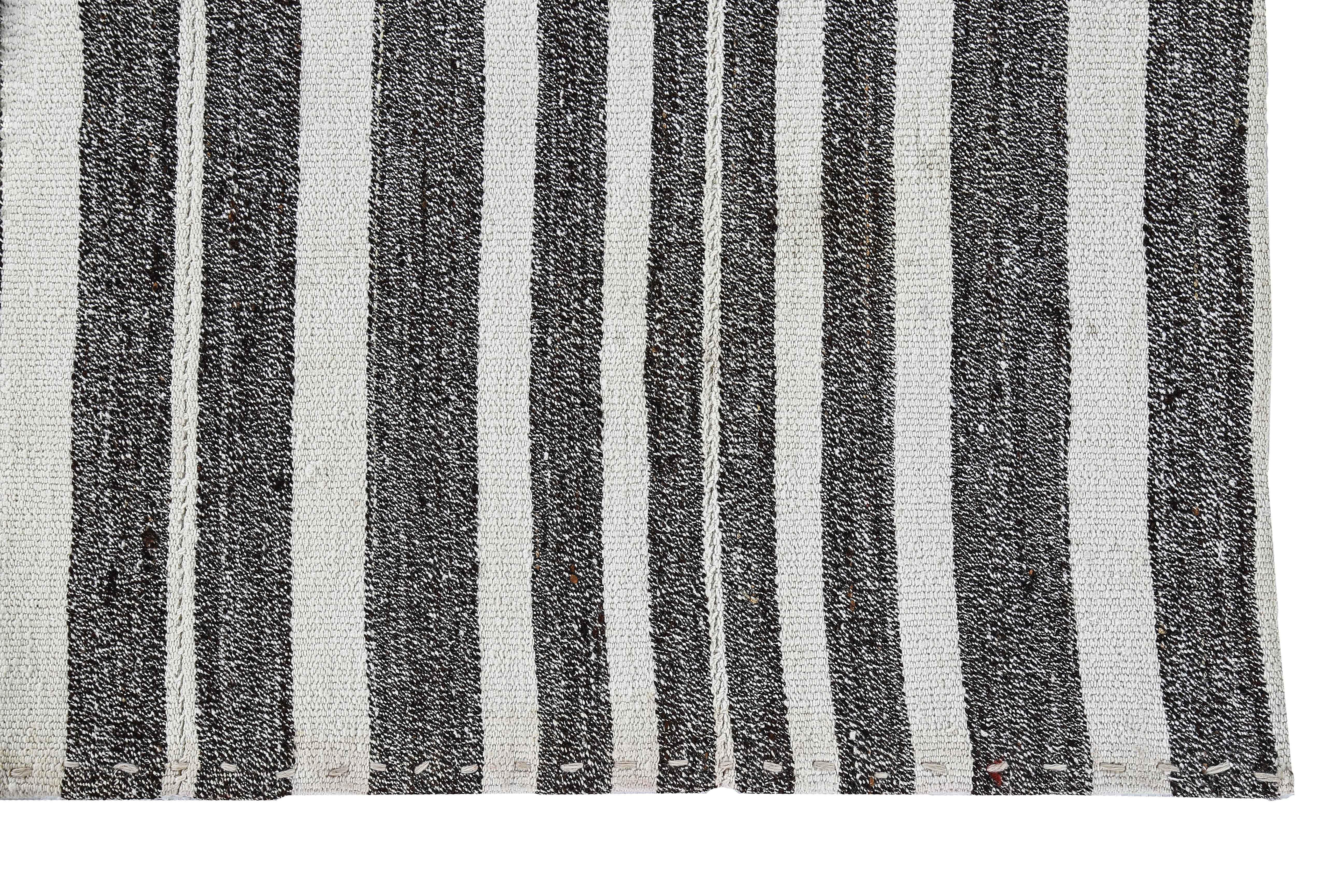 Antiker persischer quadratischer Teppich im Jajim-Design (Persisch) im Angebot