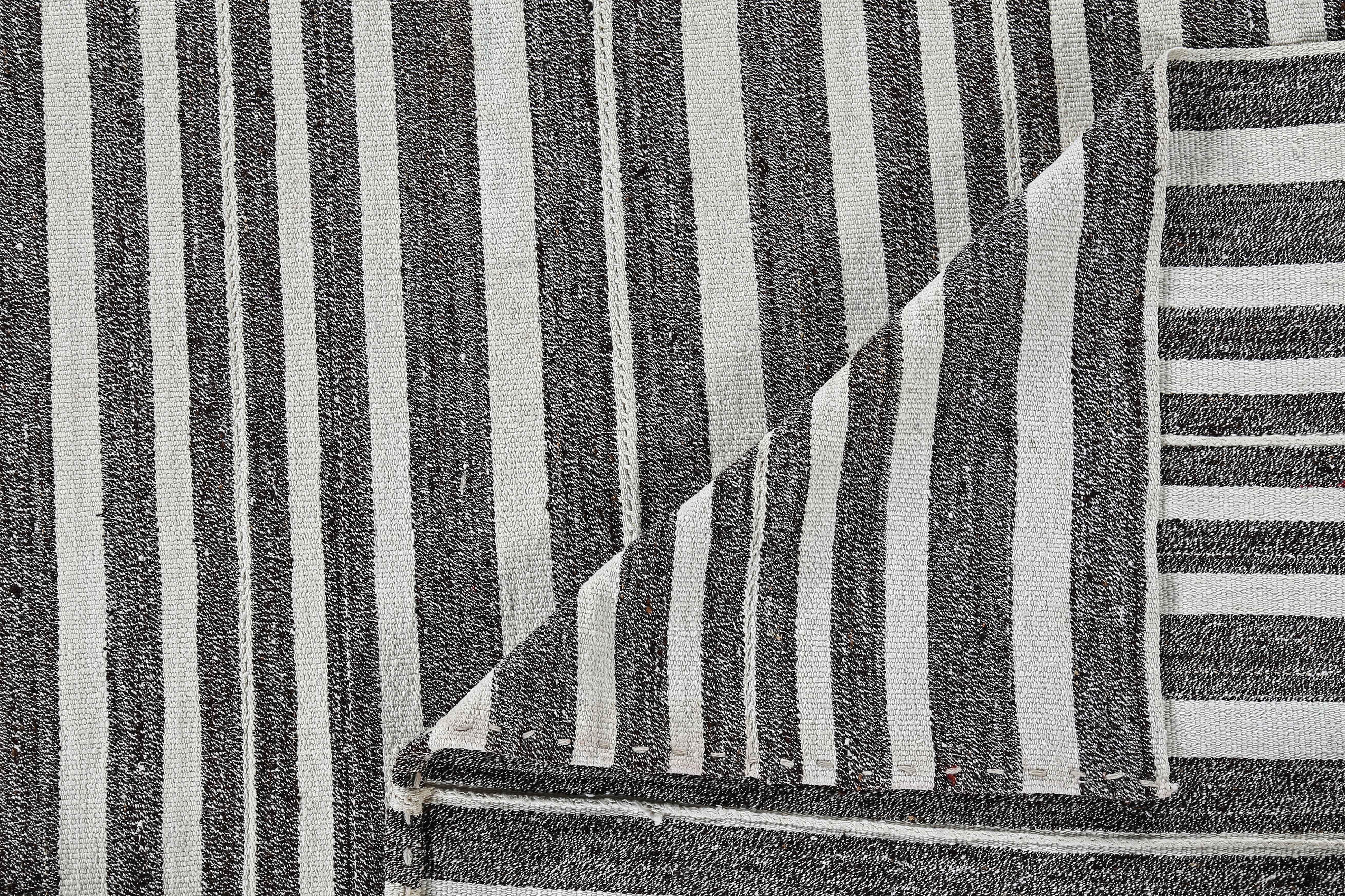 Antiker persischer quadratischer Teppich im Jajim-Design im Zustand „Hervorragend“ im Angebot in Dallas, TX