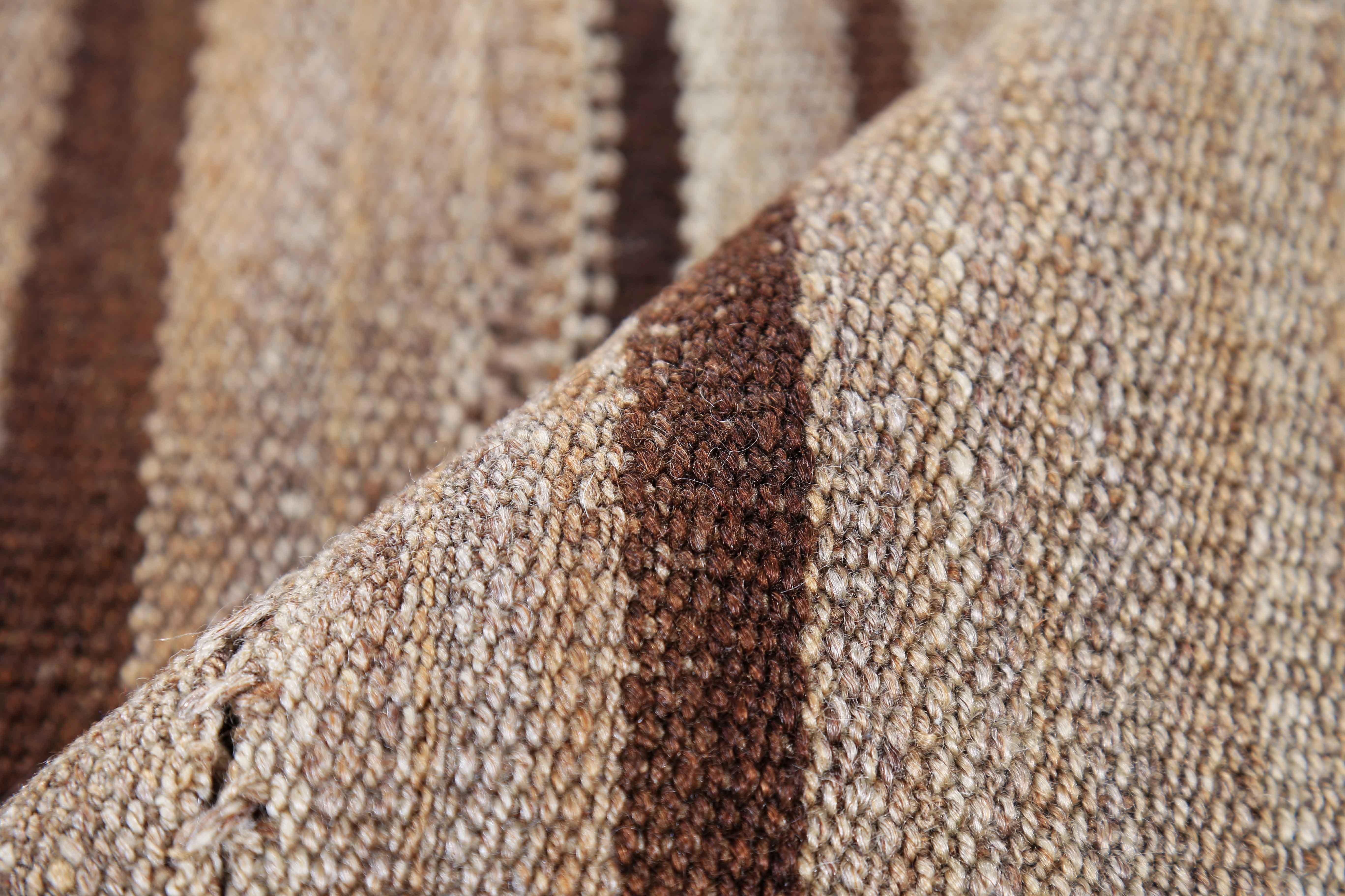 Tissé à la main Tapis persan carré ancien design Jajim en vente