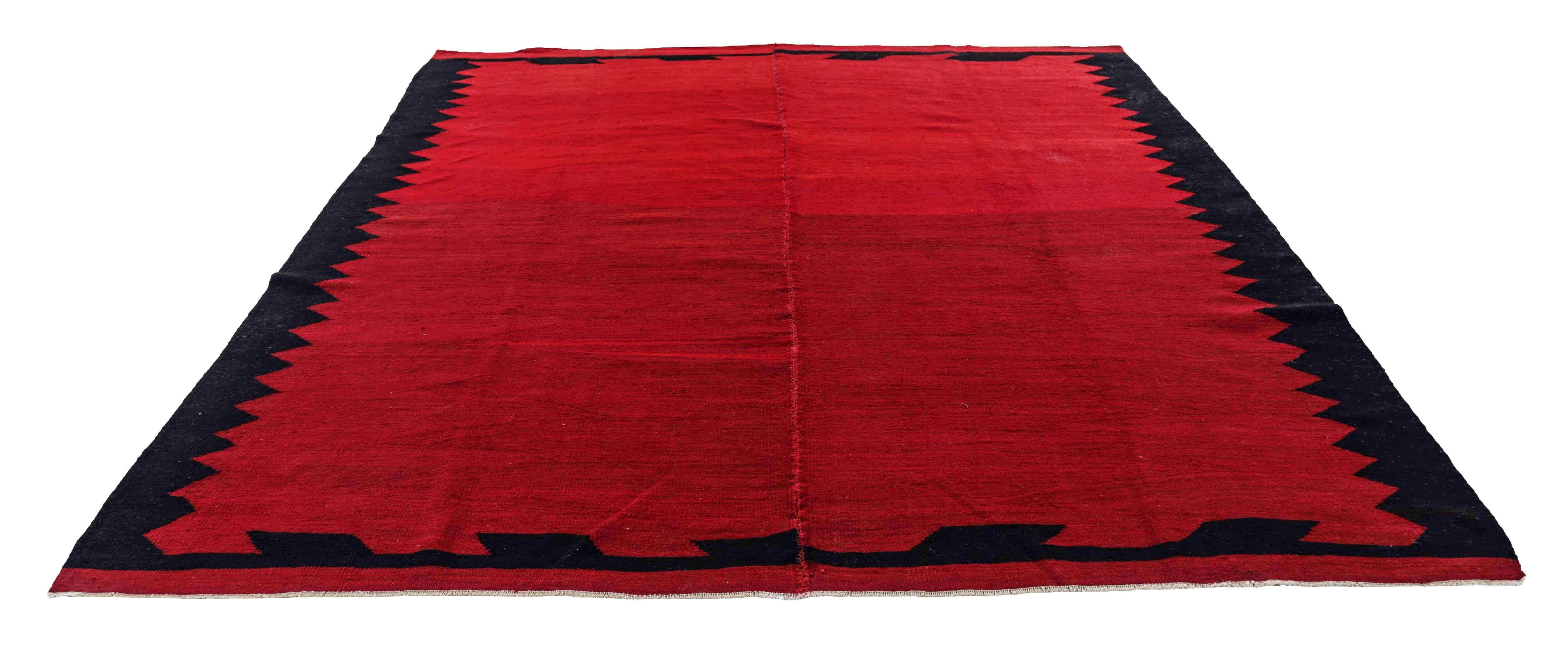 Antiker quadratischer Perserteppich, handgewebt aus feinster Schafswolle. Es ist mit natürlichen pflanzlichen Farbstoffen gefärbt, die für Menschen und Haustiere sicher sind. Es handelt sich um ein traditionelles Kilim-Design, das von erfahrenen