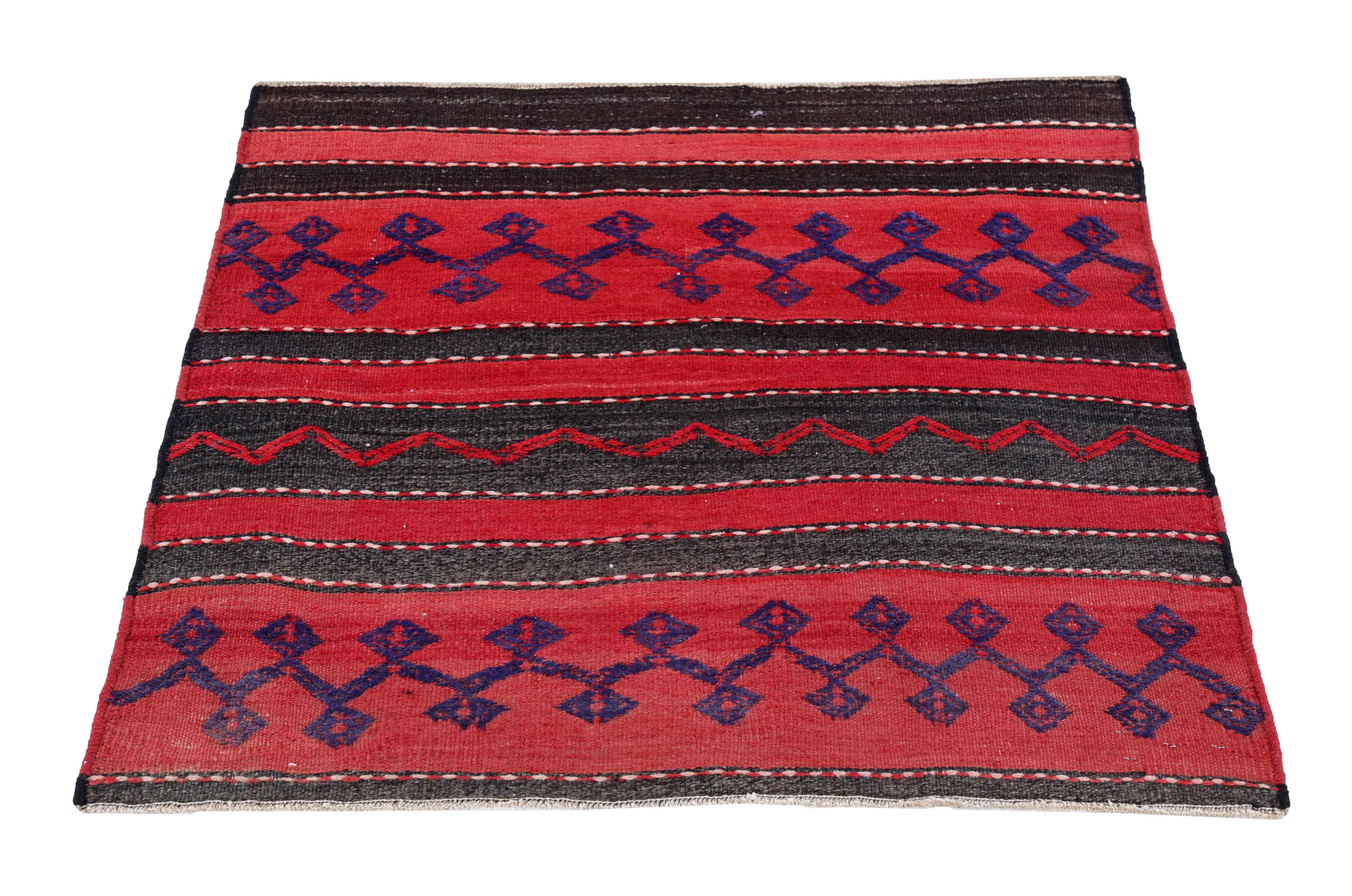 Antiker quadratischer Perserteppich, handgewebt aus feinster Schafswolle. Es ist mit natürlichen pflanzlichen Farbstoffen gefärbt, die für Menschen und Haustiere sicher sind. Es handelt sich um ein traditionelles Kilim-Design, das von erfahrenen