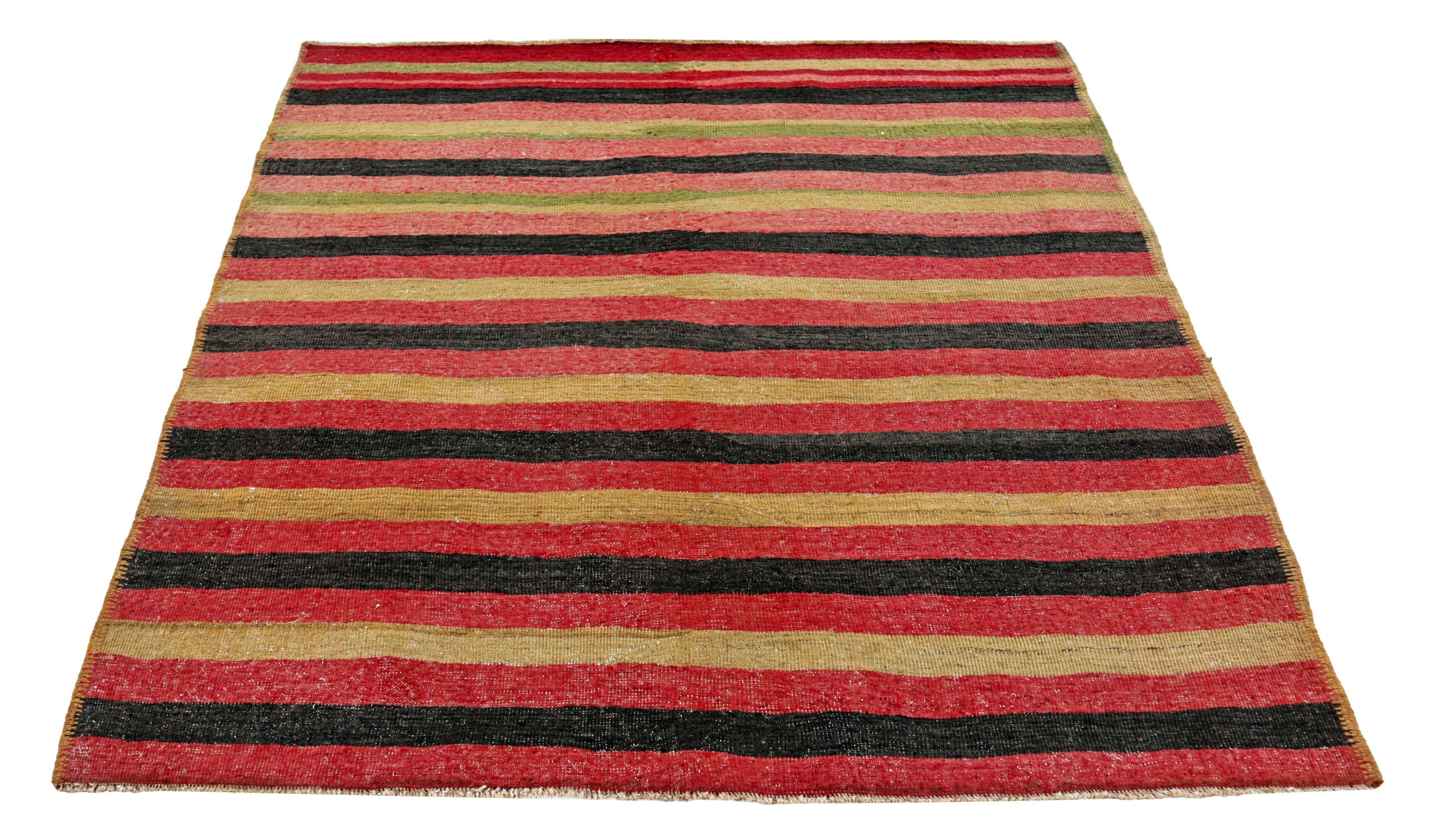 Antiker quadratischer Perserteppich, handgewebt aus feinster Schafswolle. Es ist mit natürlichen pflanzlichen Farbstoffen gefärbt, die für Menschen und Haustiere sicher sind. Es handelt sich um ein traditionelles Kilim-Design, das von erfahrenen