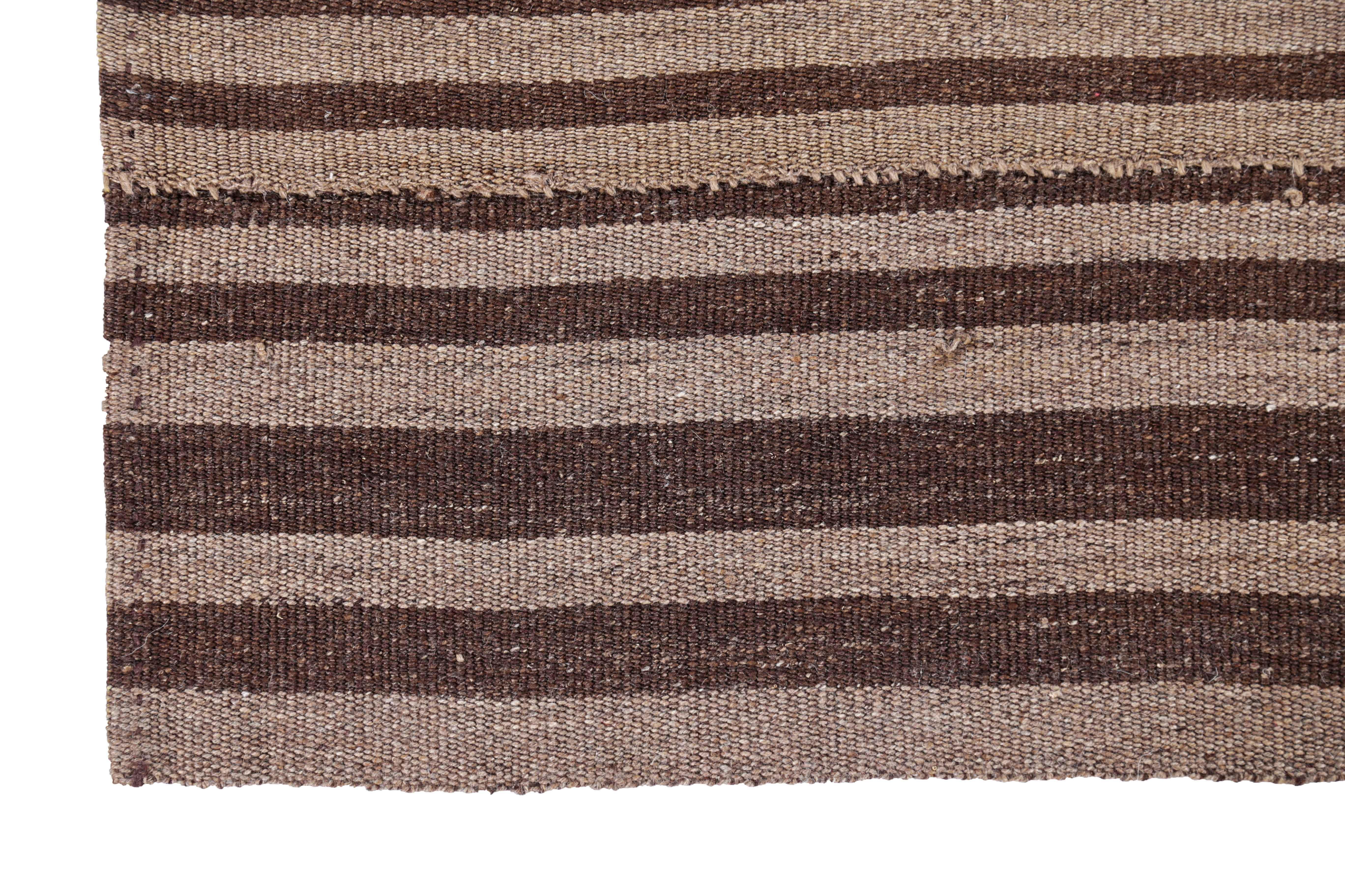 Antiker antiker persischer quadratischer Teppich im Kelim-Design (Persisch) im Angebot