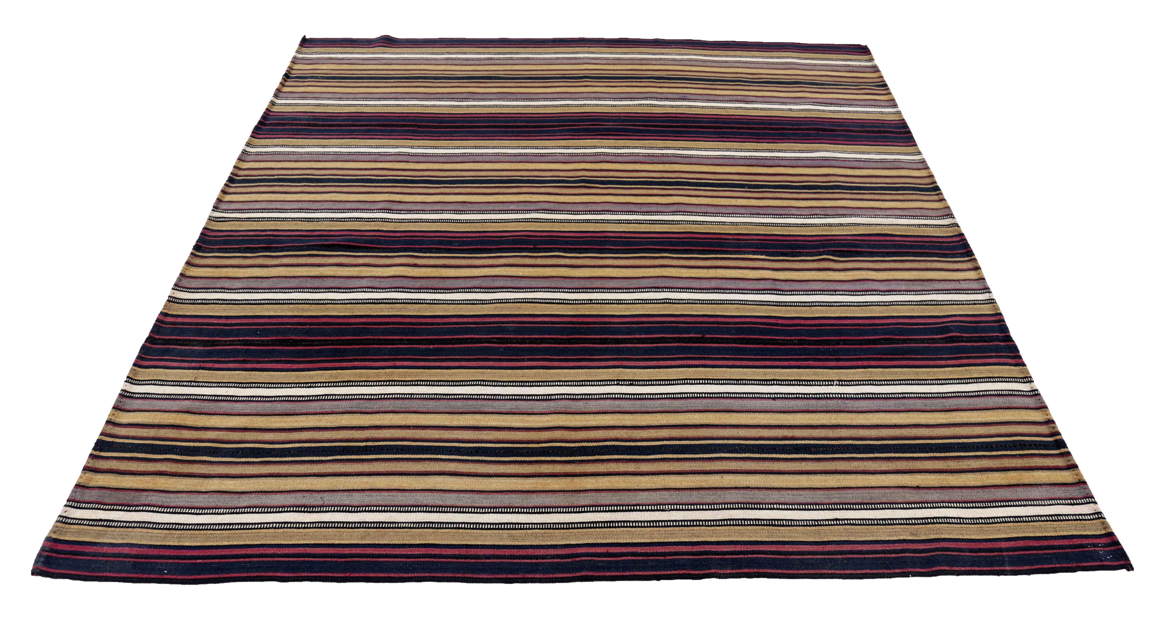 Antigua alfombra cuadrada persa tejida a mano con la mejor lana de oveja. Está coloreado con tintes vegetales totalmente naturales que son seguros para humanos y mascotas. Es un diseño Kilim tradicional tejido a mano por expertos artesanos. Es una