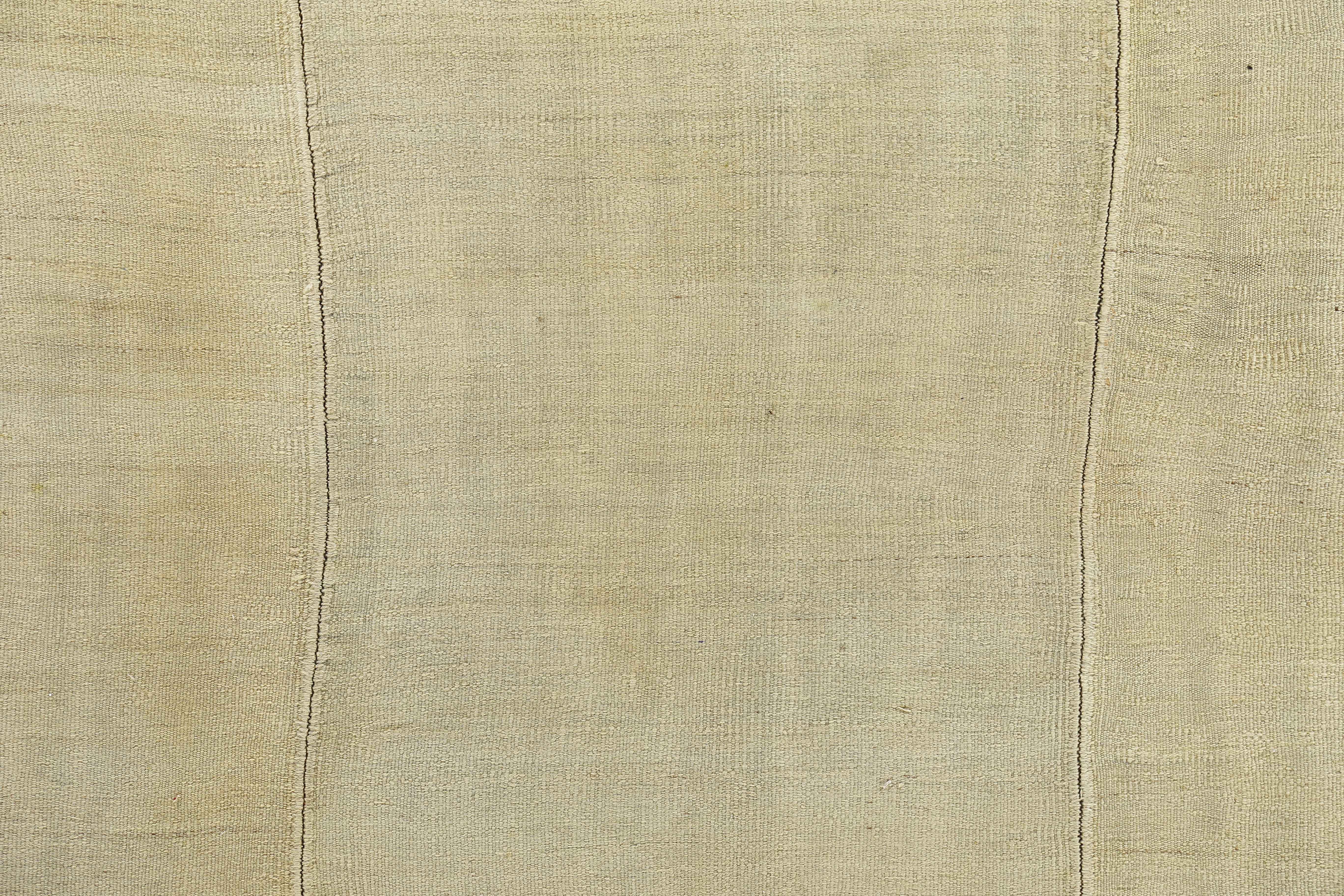 Antiker antiker persischer quadratischer Teppich im Kelim-Design (Persisch) im Angebot
