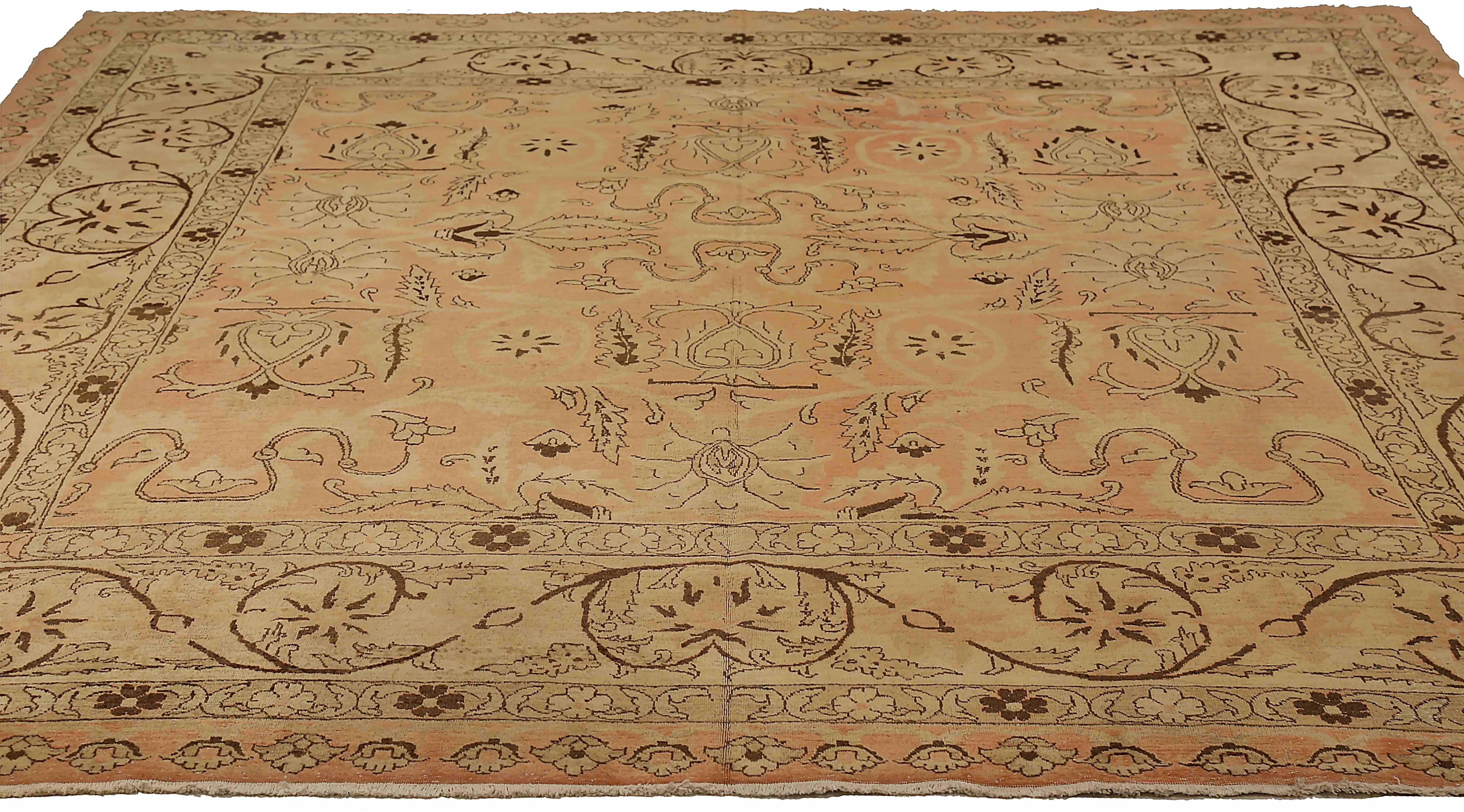 Antigua alfombra cuadrada persa tejida a mano con la mejor lana de oveja. Está coloreado con tintes vegetales totalmente naturales que son seguros para humanos y mascotas. Es un diseño tradicional de Tabriz tejido a mano por expertos artesanos. Es