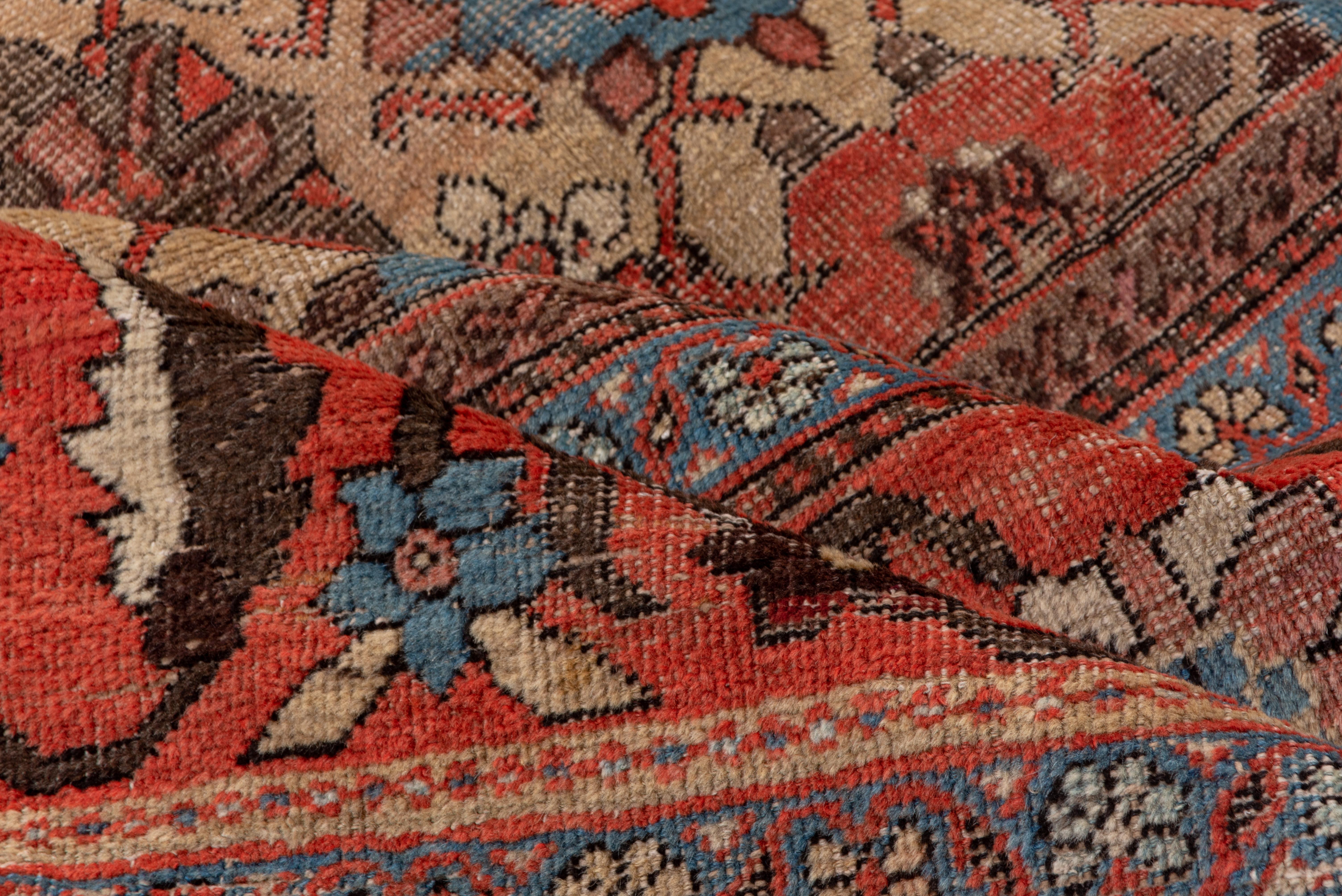Antiker persischer Sultanabad-Teppich, geblümtes Feld, um 1900 im Zustand „Gut“ im Angebot in New York, NY
