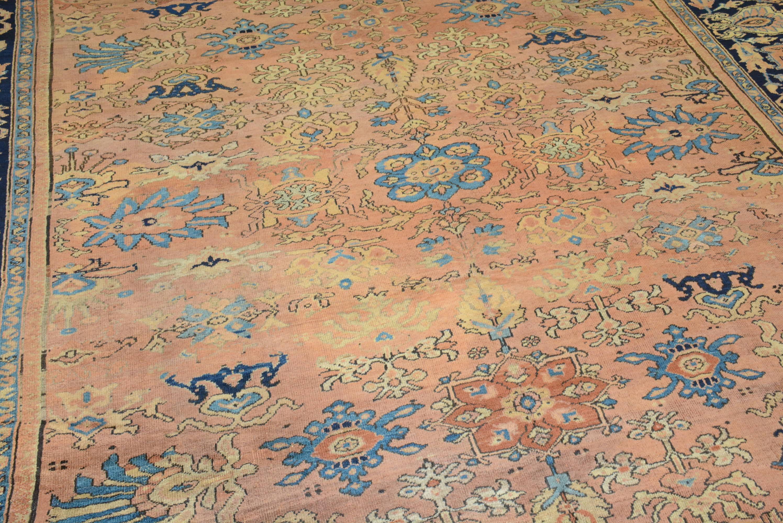 Es wird allgemein angenommen, dass in der Region Arak in Zentralpersien mehr große Teppiche hergestellt wurden als in jeder anderen Provinz des Landes. In der zweiten Hälfte des neunzehnten Jahrhunderts wurde eine neue Teppichproduktion aufgenommen,
