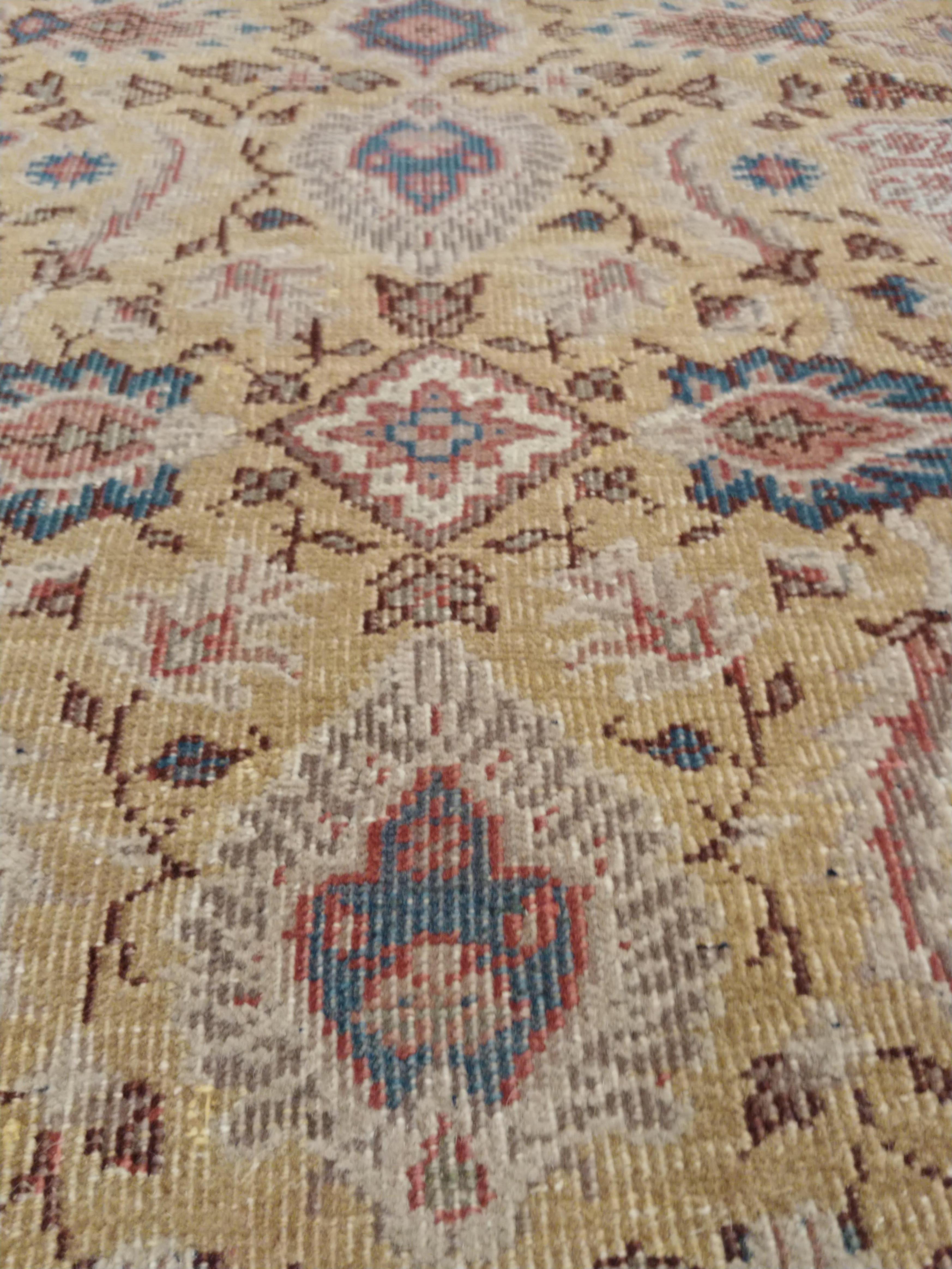 Antique Persian Sultanabad Carpet Handmade Soft Yellow Ground All Over Design In Good Condition For Sale In Port Washington, NY