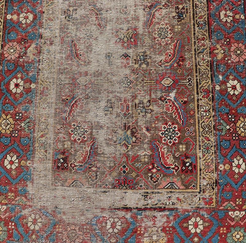 Tapis de couloir persan ancien Sultanabad vieilli à motifs floraux dans les tons des bijoux en vente 3