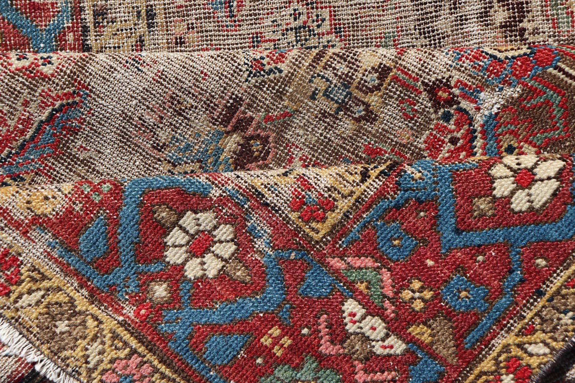 Tapis de couloir persan ancien Sultanabad vieilli à motifs floraux dans les tons des bijoux en vente 4