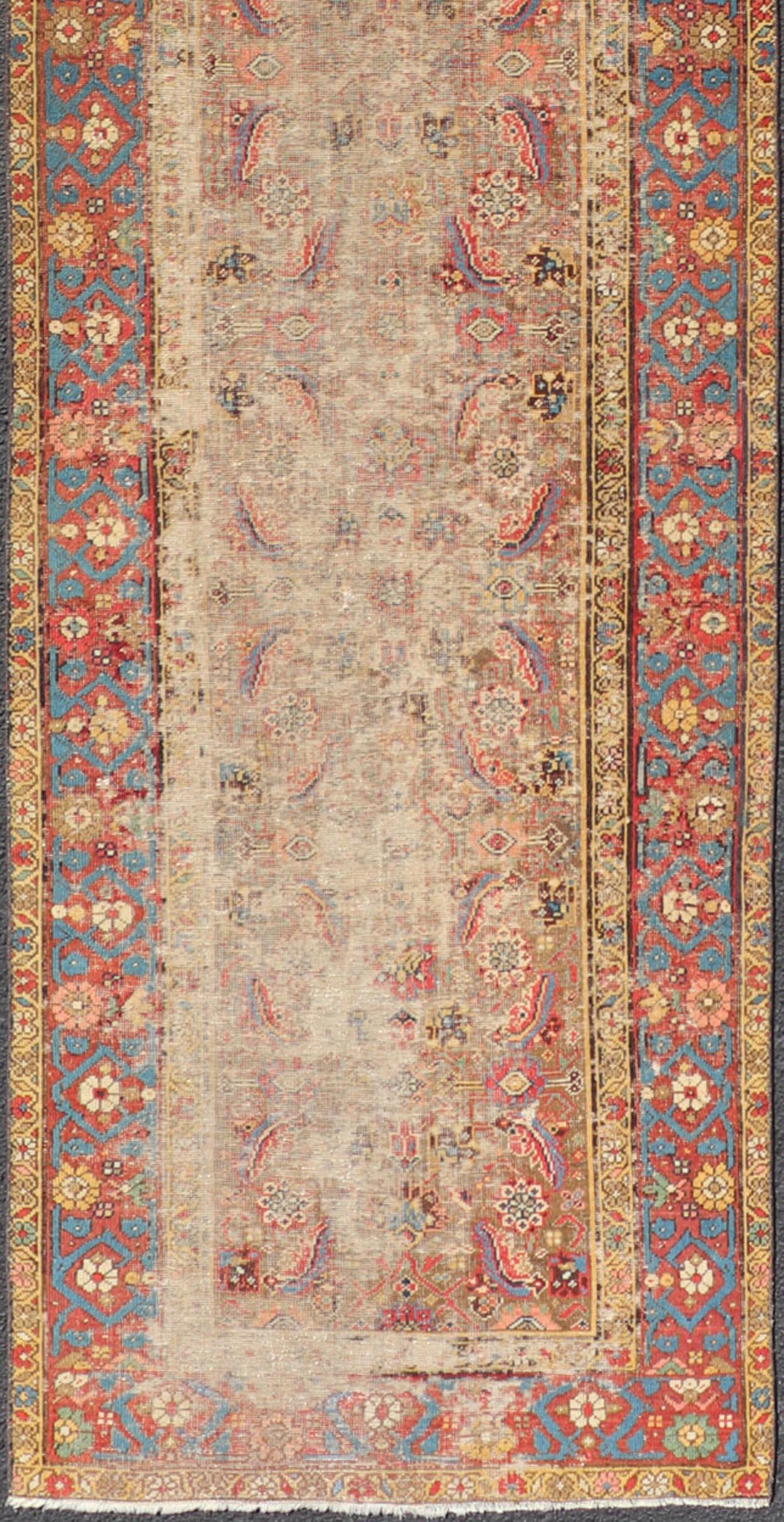 Antico runner persiano Sultanabad invecchiato con disegno floreale in tonalità gioiello In condizioni discrete in vendita a Atlanta, GA