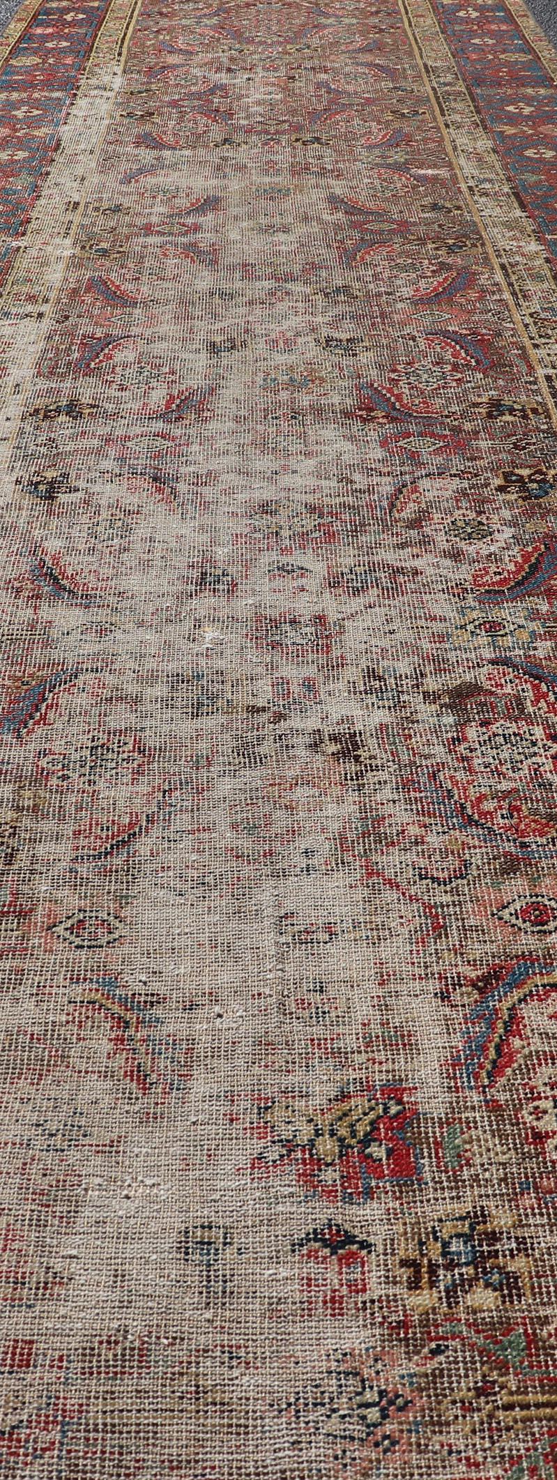 Laine Tapis de couloir persan ancien Sultanabad vieilli à motifs floraux dans les tons des bijoux en vente