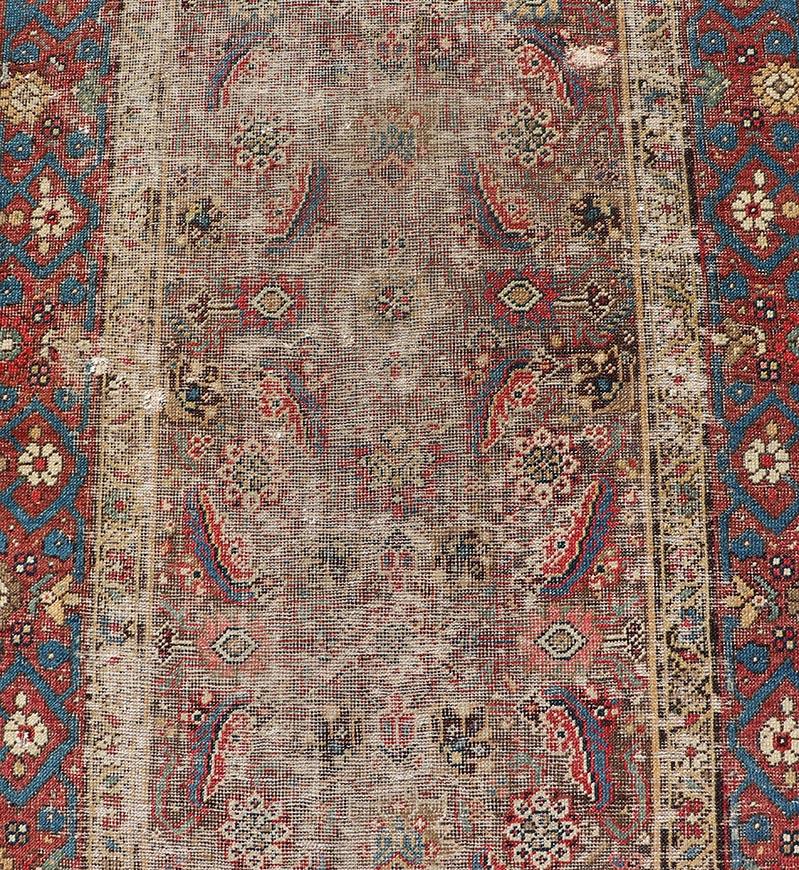Tapis de couloir persan ancien Sultanabad vieilli à motifs floraux dans les tons des bijoux en vente 1