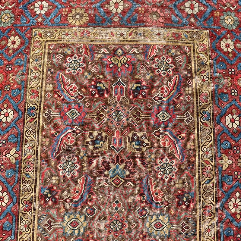 Tapis de couloir persan ancien Sultanabad vieilli à motifs floraux dans les tons des bijoux en vente 2