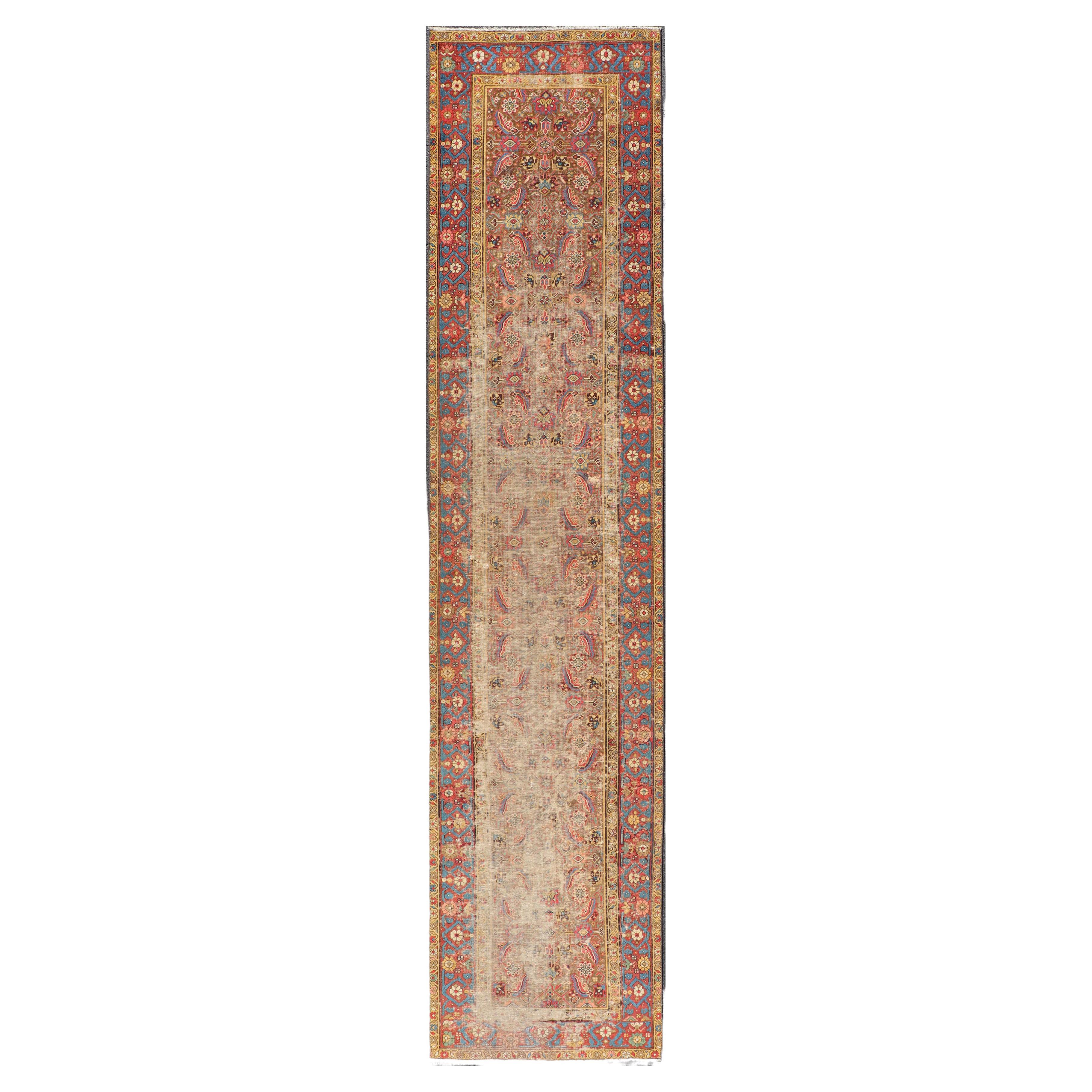 Tapis de couloir persan ancien Sultanabad vieilli à motifs floraux dans les tons des bijoux en vente