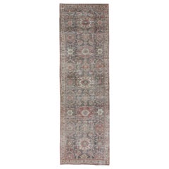 Antike persische Sultanabad-Galerie in Sultanabad mit Blumenmuster in Lt. Blau, Grau und Rot